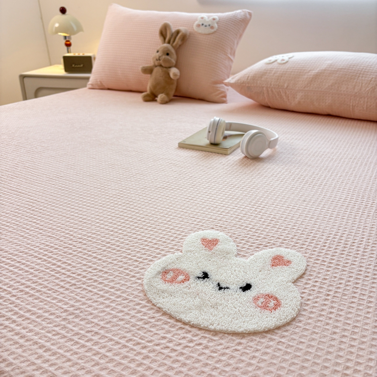 91家纺网 家纺一手货源 找家纺 居眠 2026新款全棉华夫格毛巾绣系列枕套 俏皮小兔-粉