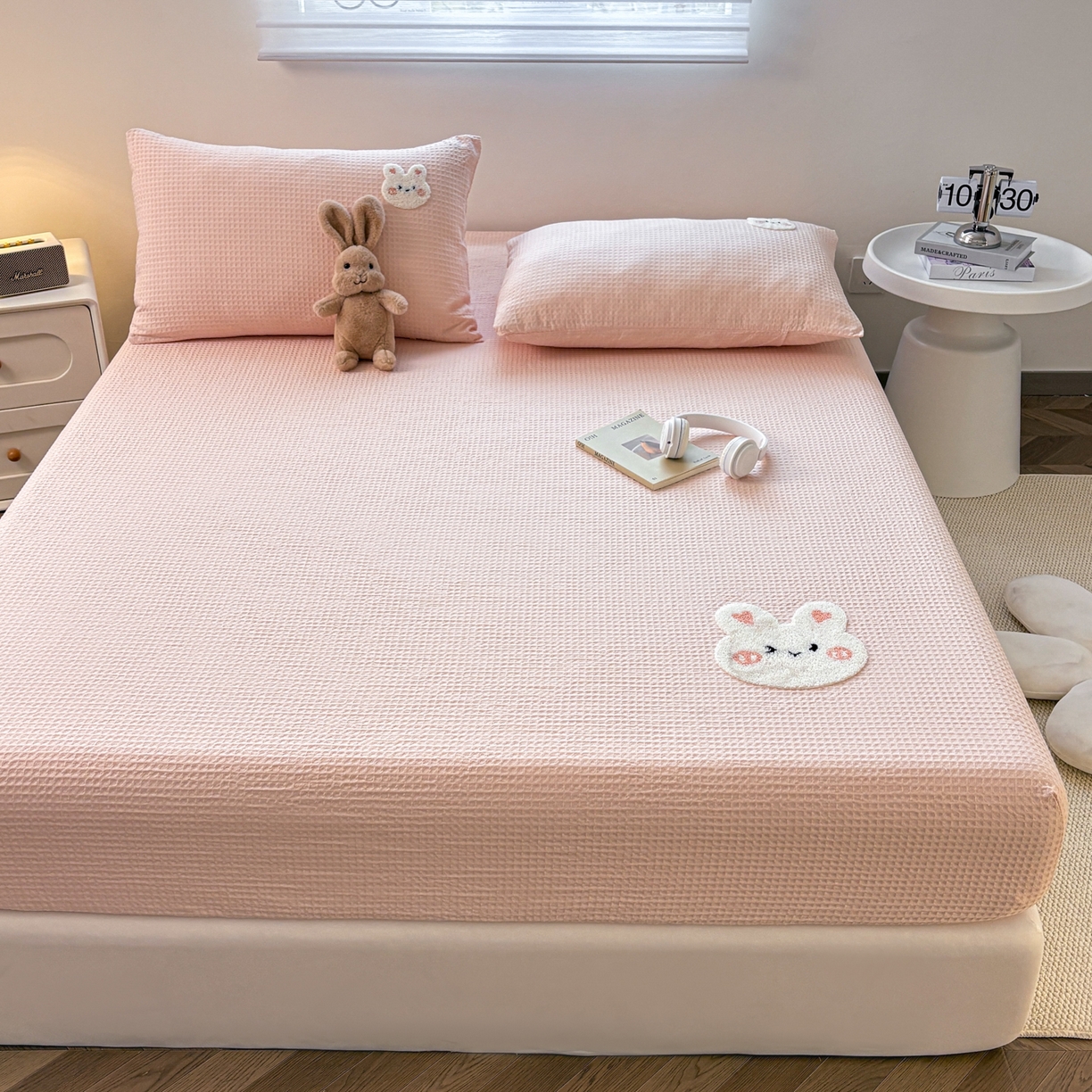 91家纺网 家纺一手货源 找家纺 居眠 2026新款全棉华夫格毛巾绣系列枕套 俏皮小兔-粉