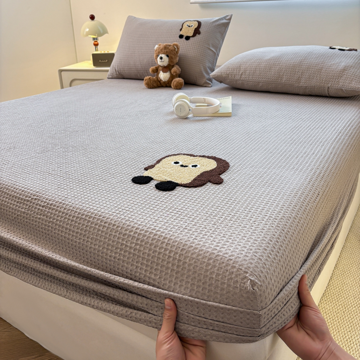 91家纺网 家纺一手货源 找家纺 居眠 2026新款全棉华夫格毛巾绣系列枕套 乖乖幼崽-灰