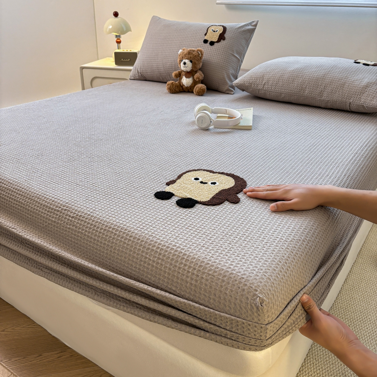 91家纺网 家纺一手货源 找家纺 居眠 2026新款全棉华夫格毛巾绣系列枕套 乖乖幼崽-灰