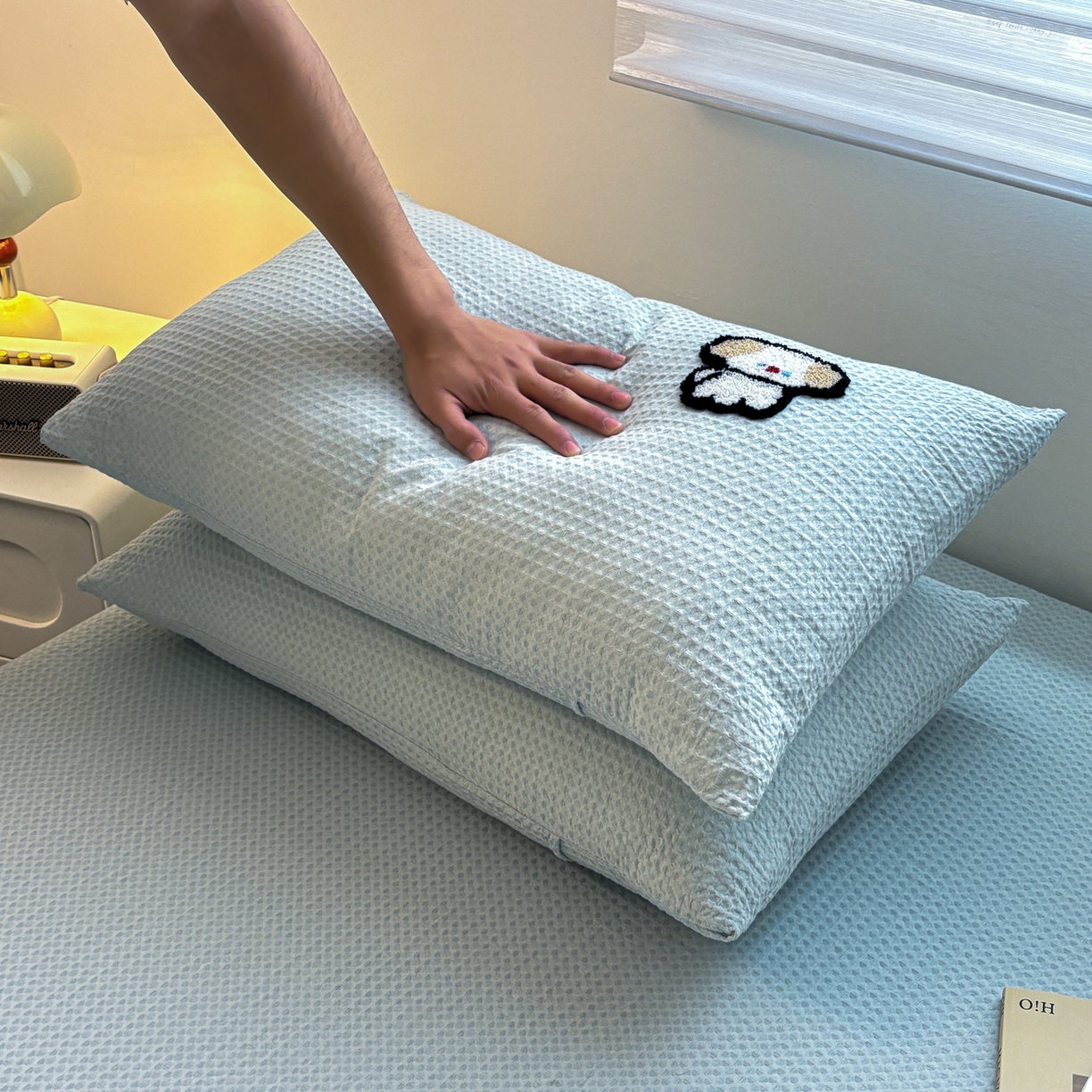 91家纺网 家纺一手货源 找家纺 居眠 2026新款全棉华夫格毛巾绣系列枕套 毛绒小狗-蓝