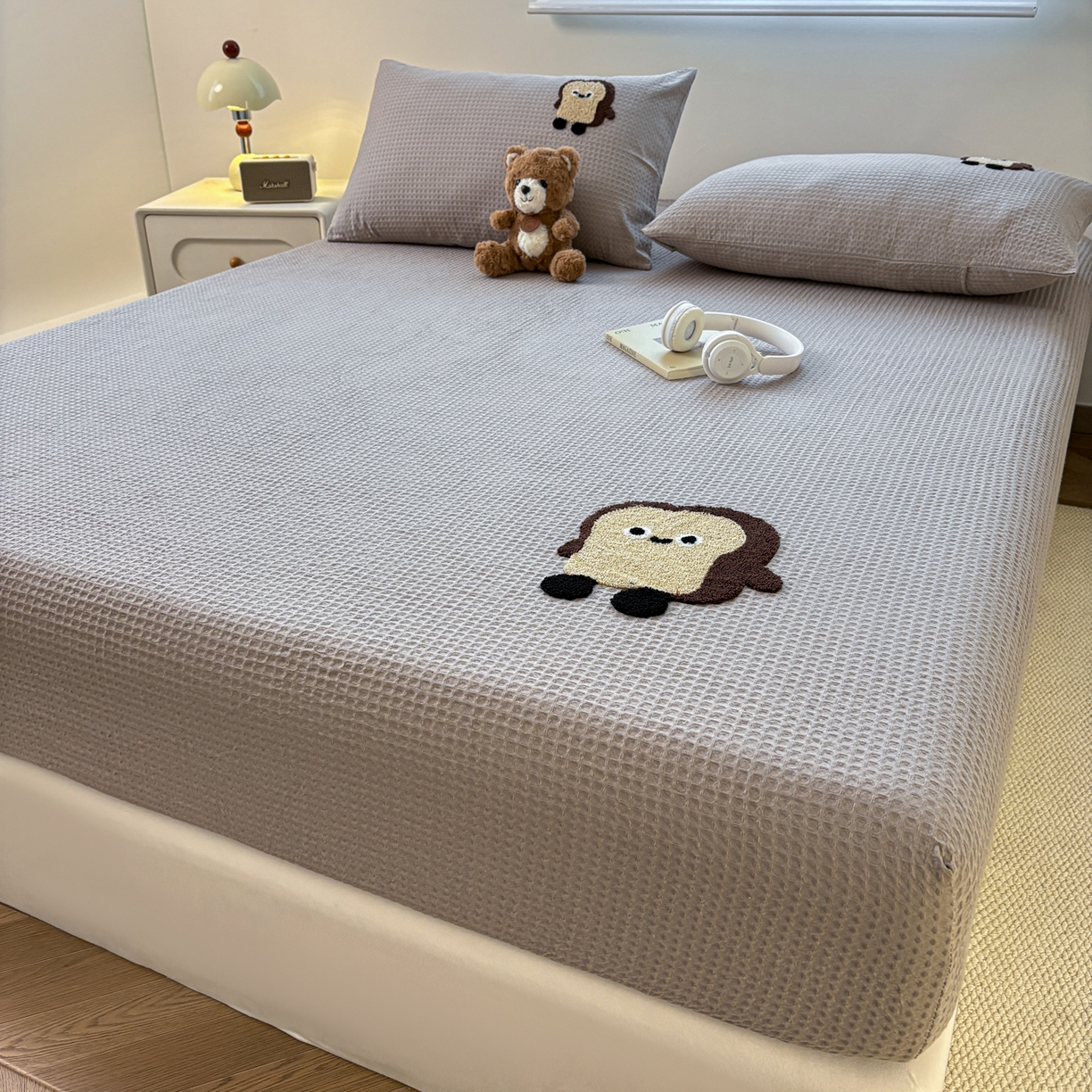 91家纺网 家纺一手货源 找家纺 居眠 2026新款全棉华夫格毛巾绣系列枕套 乖乖幼崽-灰