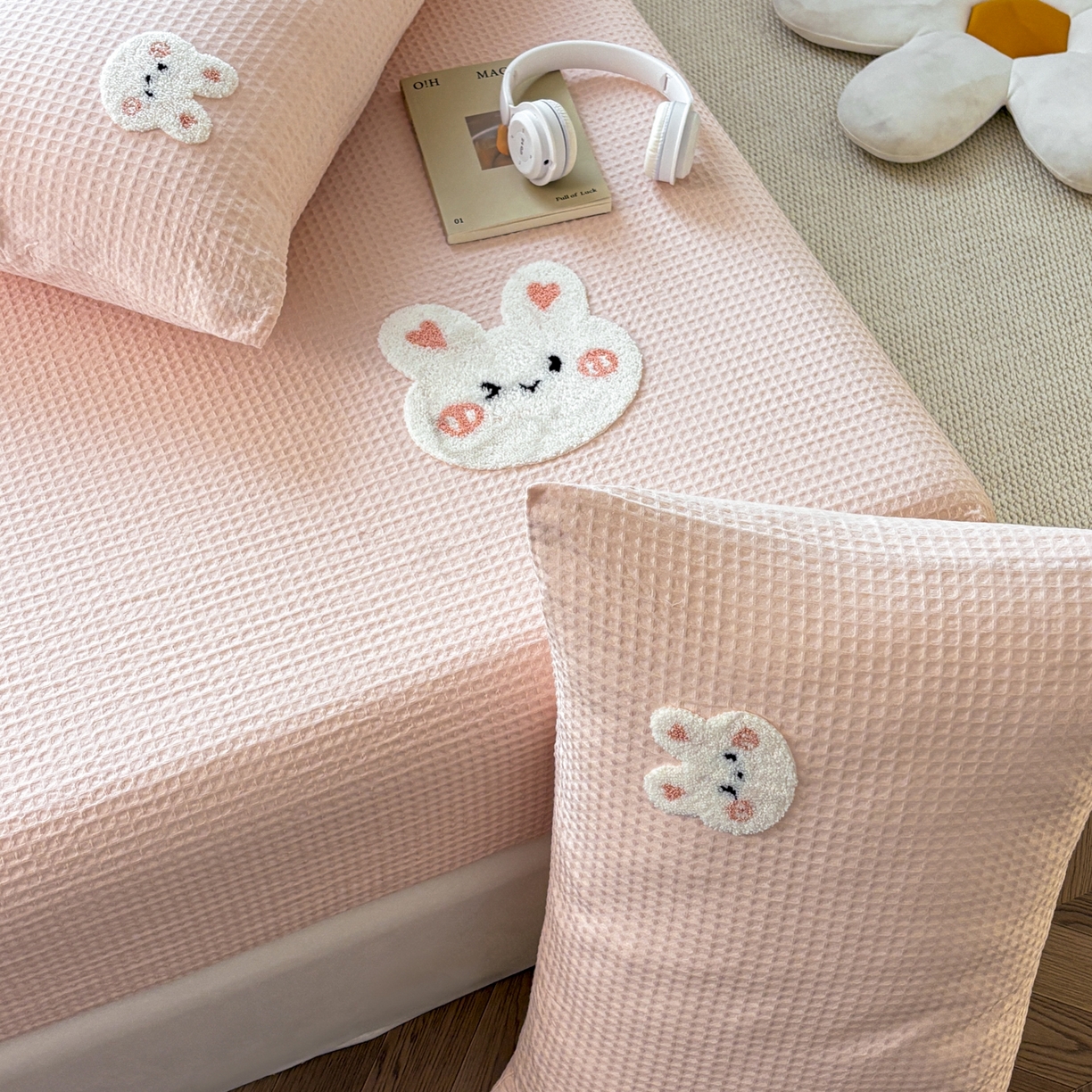 91家纺网 家纺一手货源 找家纺 居眠 2026新款全棉华夫格毛巾绣系列枕套 俏皮小兔-粉