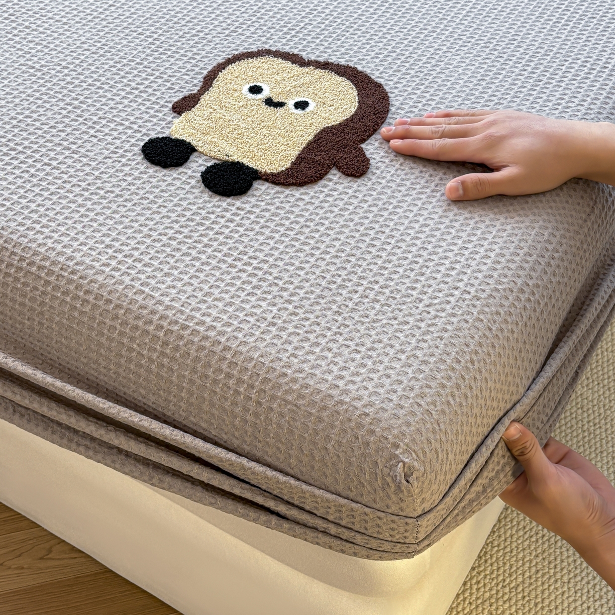 91家纺网 家纺一手货源 找家纺 居眠 2026新款全棉华夫格毛巾绣系列枕套 乖乖幼崽-灰