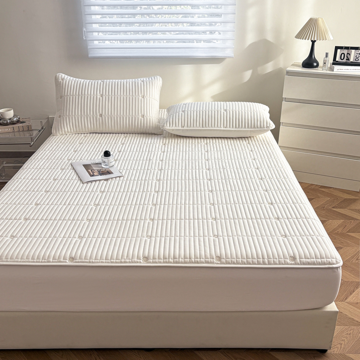 91家纺网 家纺一手货源 找家纺 （总）居眠 2026新款全棉133-72爱丽花夹棉棉花刺绣床笠