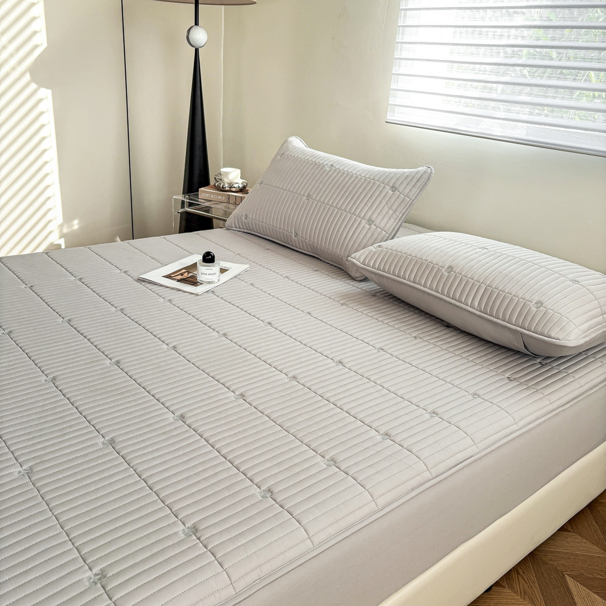 91家纺网 家纺一手货源 找家纺 居眠 2026新款全棉133-72爱丽花夹棉棉花刺绣床笠 爱丽花-灰色