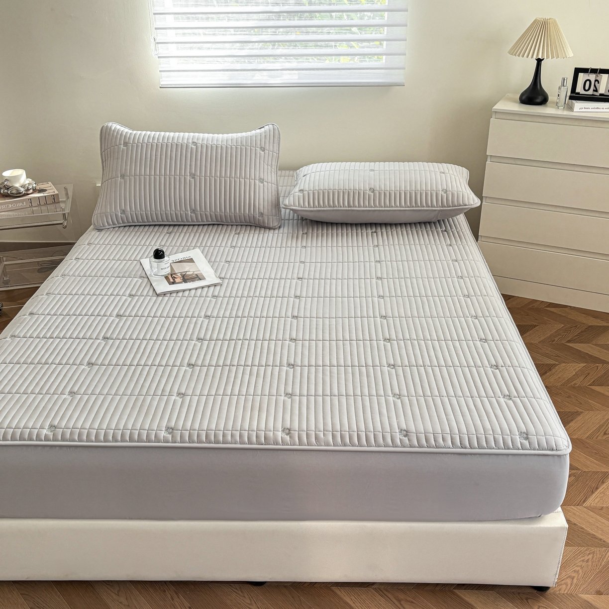 91家纺网 家纺一手货源 找家纺 居眠 2026新款全棉133-72爱丽花夹棉棉花刺绣床笠 爱丽花-灰色