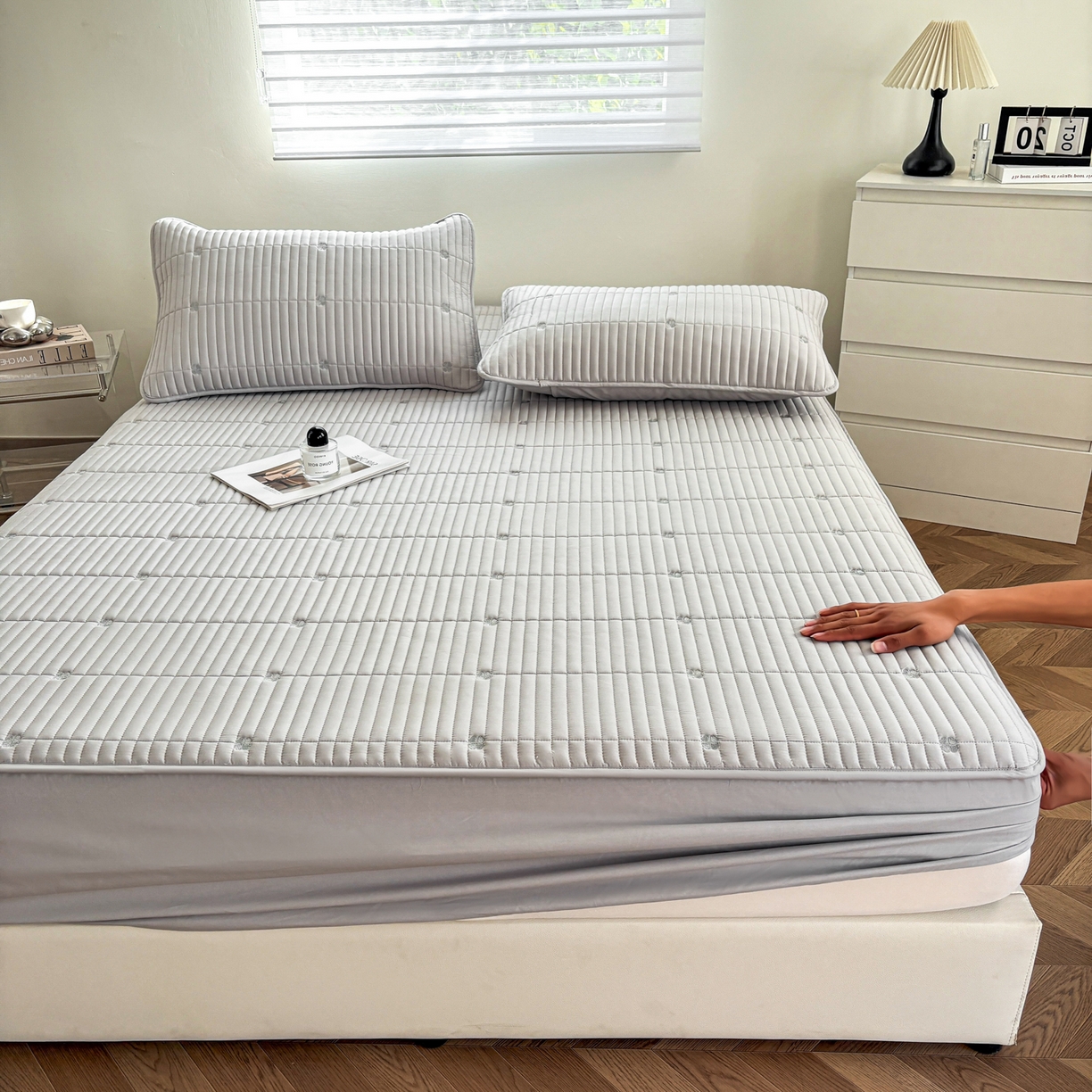 91家纺网 家纺一手货源 找家纺 居眠 2026新款全棉133-72爱丽花夹棉棉花刺绣床笠 爱丽花-灰色