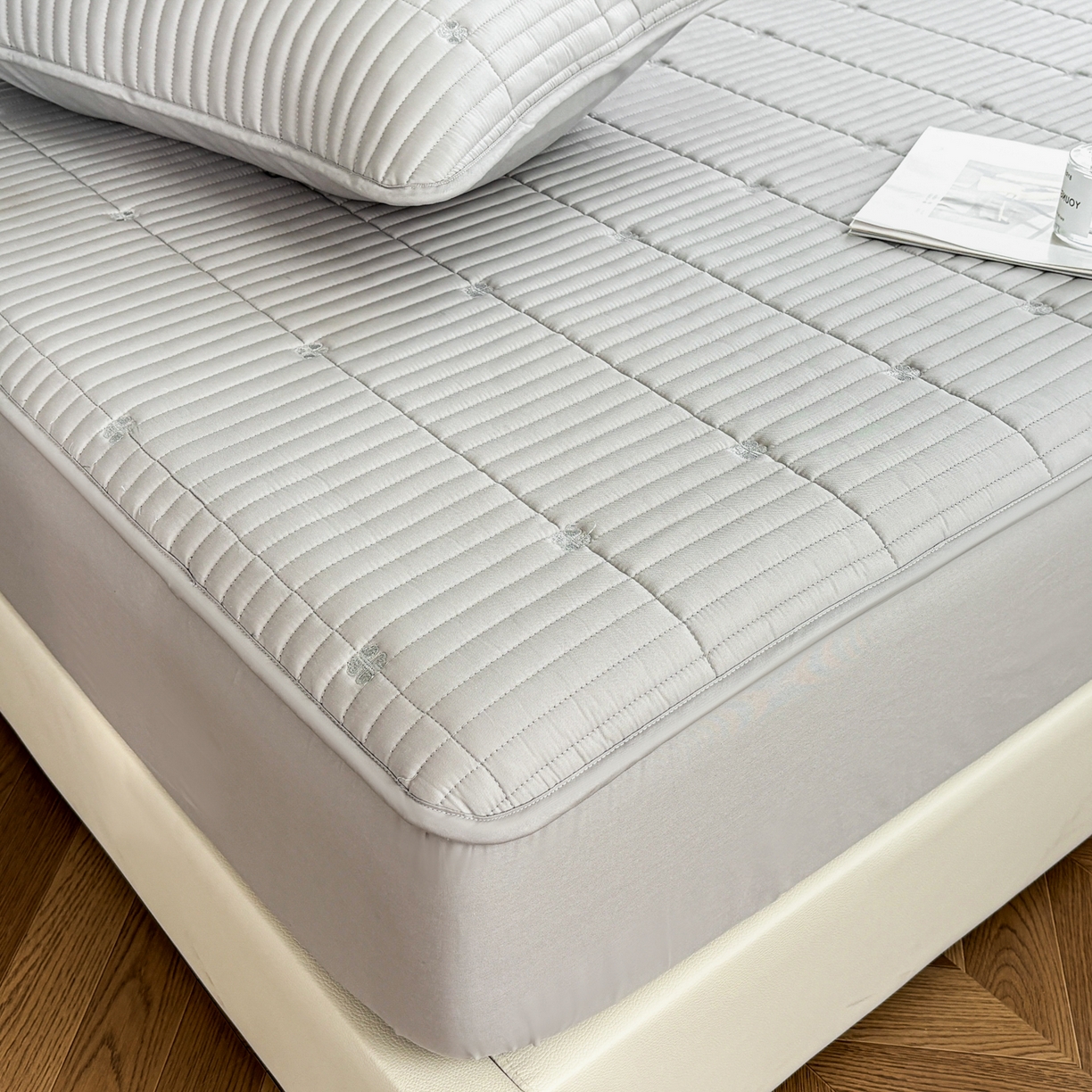 91家纺网 家纺一手货源 找家纺 居眠 2026新款全棉133-72爱丽花夹棉棉花刺绣床笠 爱丽花-灰色