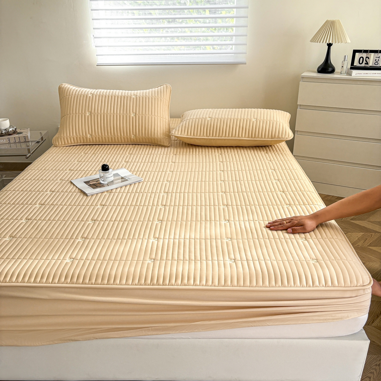 91家纺网 家纺一手货源 找家纺 居眠 2026新款全棉133-72爱丽花夹棉棉花刺绣床笠 爱丽花-卡其色