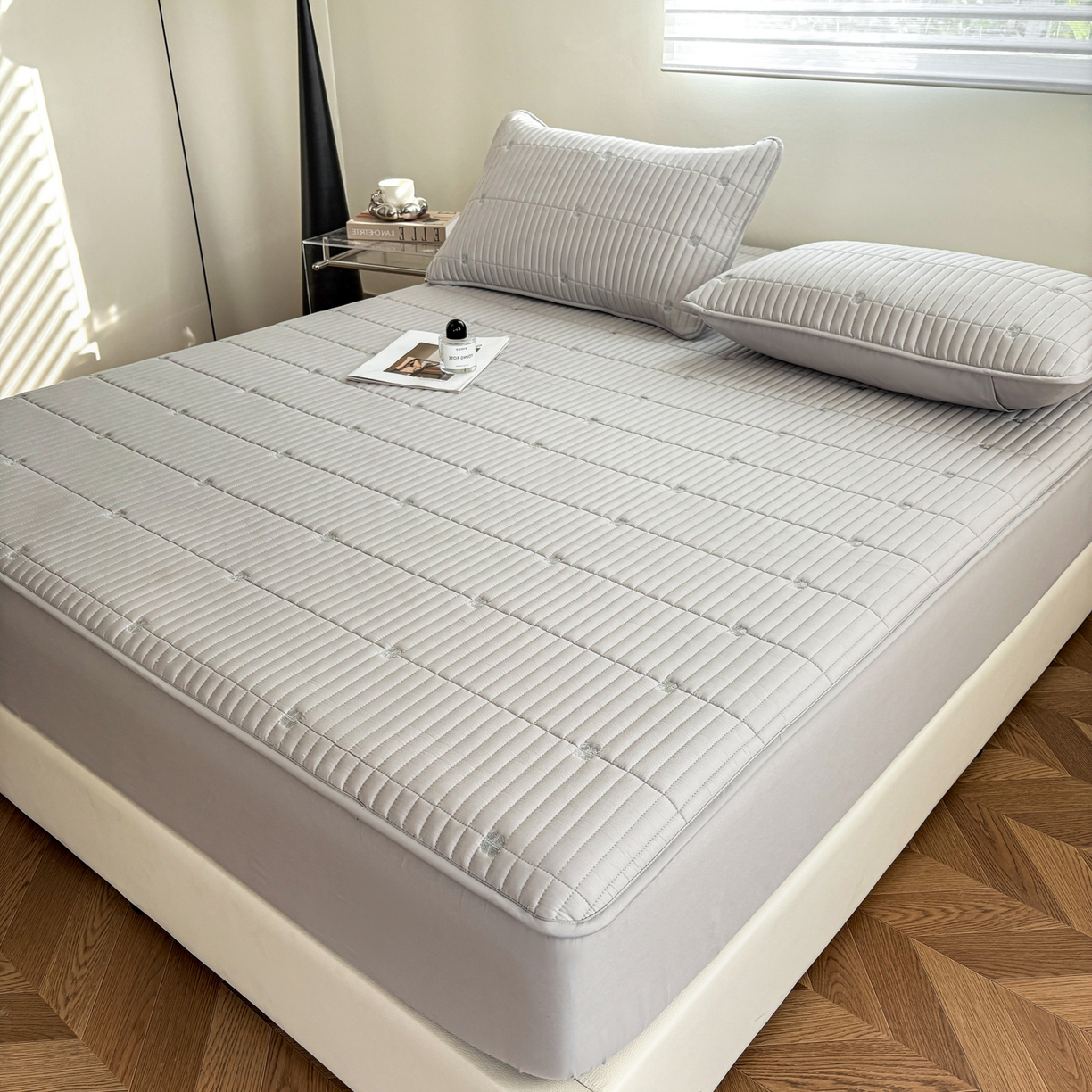 91家纺网 家纺一手货源 找家纺 居眠 2026新款全棉133-72爱丽花夹棉棉花刺绣床笠 爱丽花-灰色