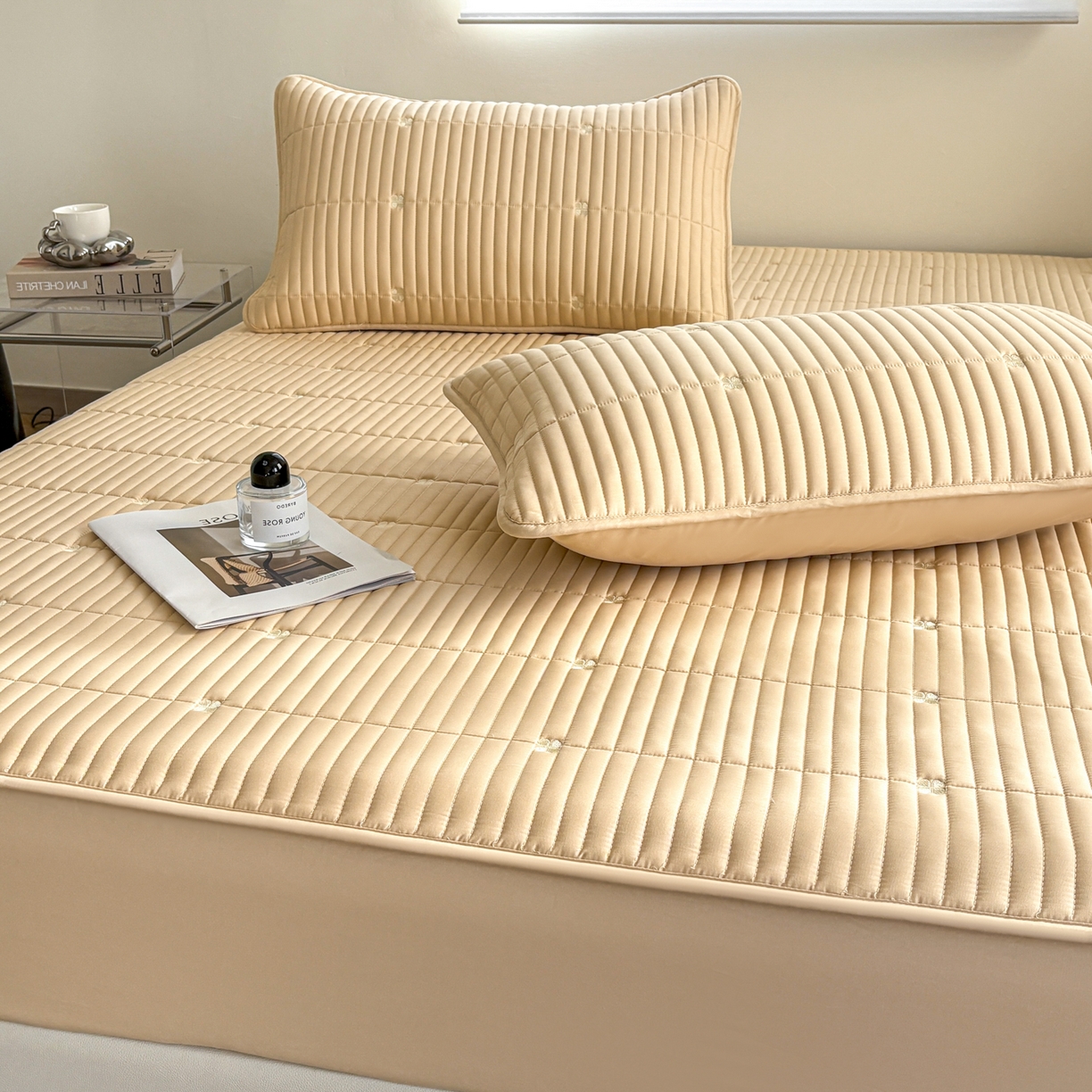 91家纺网 家纺一手货源 找家纺 居眠 2026新款全棉133-72爱丽花夹棉棉花刺绣床笠 爱丽花-卡其色