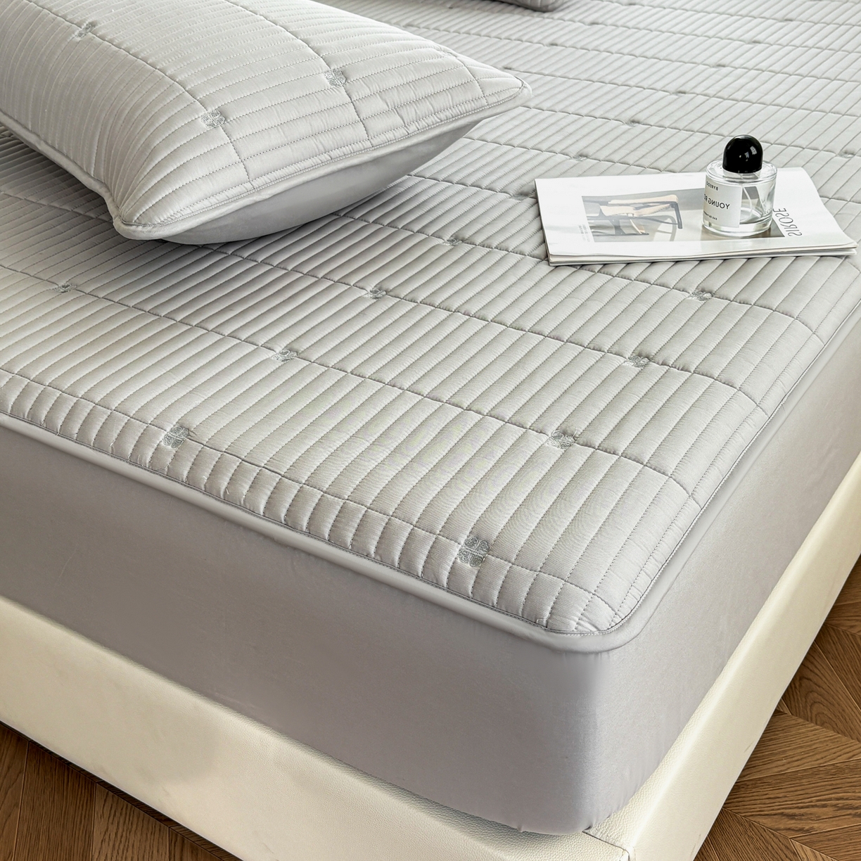 91家纺网 家纺一手货源 找家纺 居眠 2026新款全棉133-72爱丽花夹棉棉花刺绣床笠 爱丽花-灰色