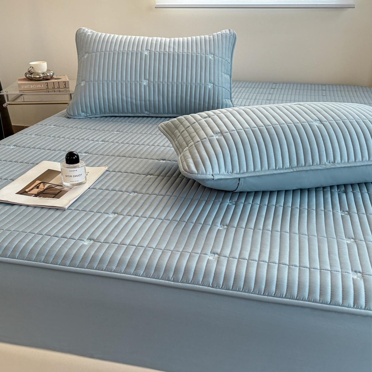 91家纺网 家纺一手货源 找家纺 居眠 2026新款全棉133-72爱丽花夹棉棉花刺绣床笠 爱丽花-蓝色