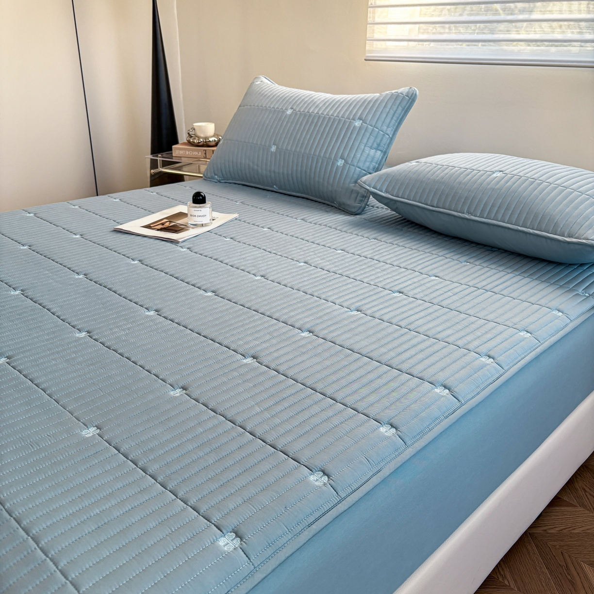 91家纺网 家纺一手货源 找家纺 居眠 2026新款全棉133-72爱丽花夹棉棉花刺绣床笠 爱丽花-蓝色