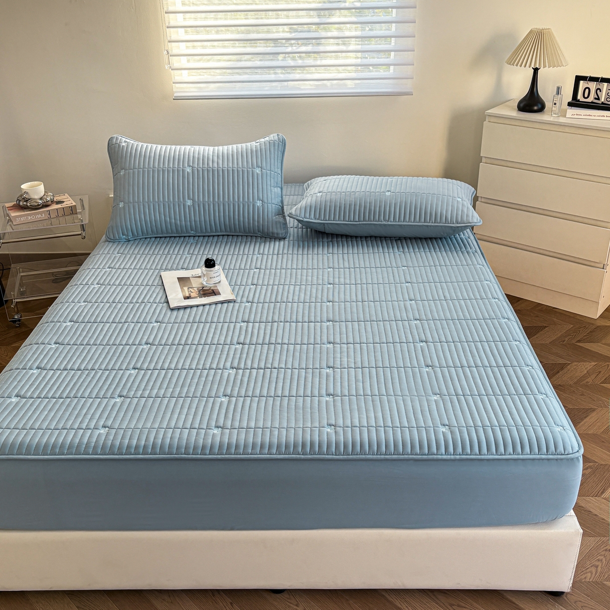 91家纺网 家纺一手货源 找家纺 居眠 2026新款全棉133-72爱丽花夹棉棉花刺绣床笠 爱丽花-蓝色