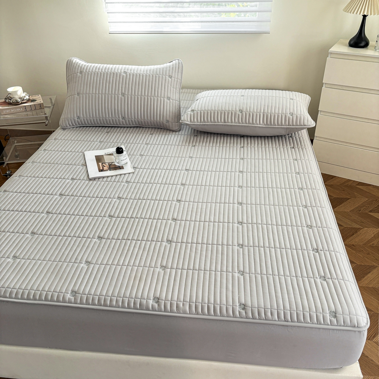 91家纺网 家纺一手货源 找家纺 居眠 2026新款全棉133-72爱丽花夹棉棉花刺绣床笠 爱丽花-灰色