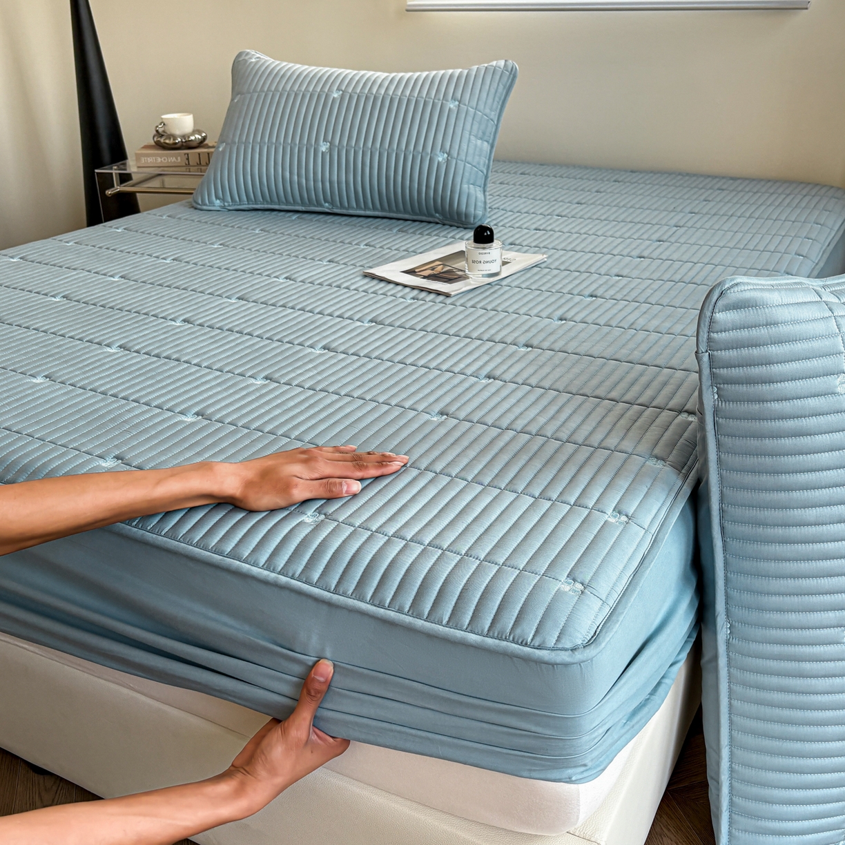 91家纺网 家纺一手货源 找家纺 居眠 2026新款全棉133-72爱丽花夹棉棉花刺绣床笠 爱丽花-蓝色