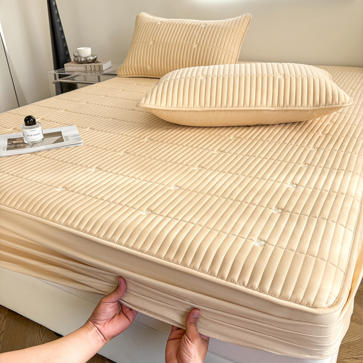 91家纺网 家纺一手货源 找家纺 居眠 2026新款全棉133-72爱丽花夹棉棉花刺绣床笠 爱丽花-卡其色