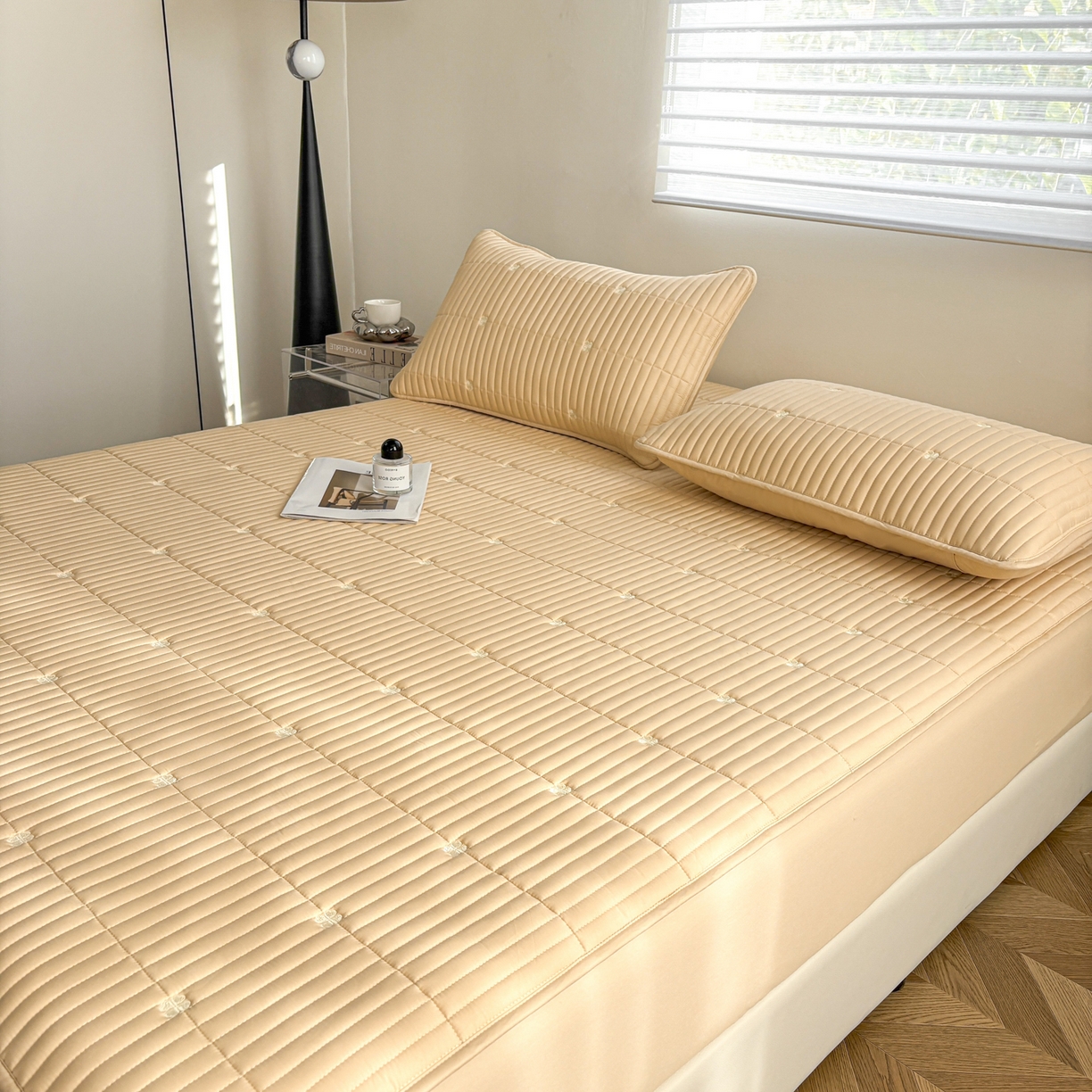 91家纺网 家纺一手货源 找家纺 居眠 2026新款全棉133-72爱丽花夹棉棉花刺绣床笠 爱丽花-卡其色