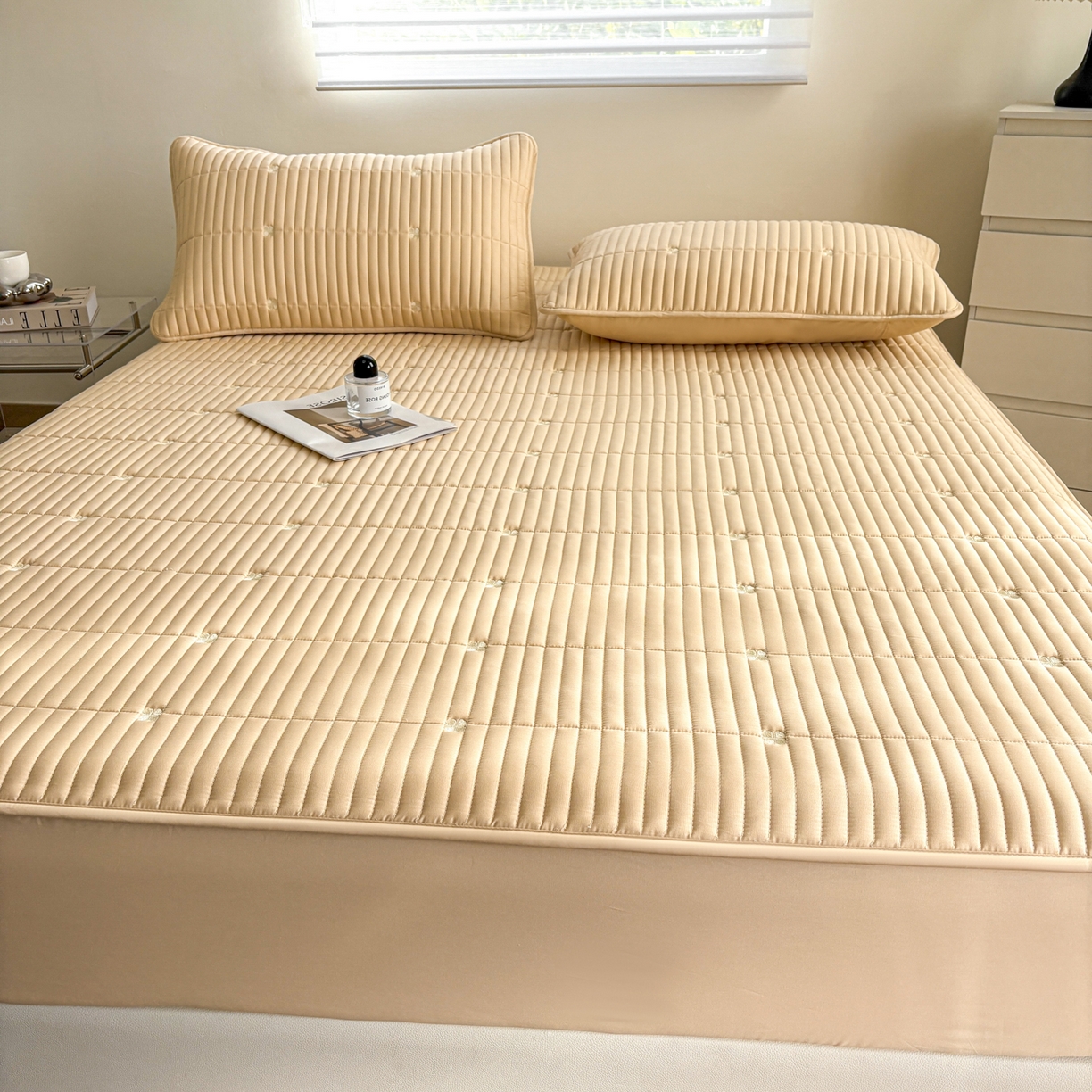 91家纺网 家纺一手货源 找家纺 居眠 2026新款全棉133-72爱丽花夹棉棉花刺绣床笠 爱丽花-卡其色