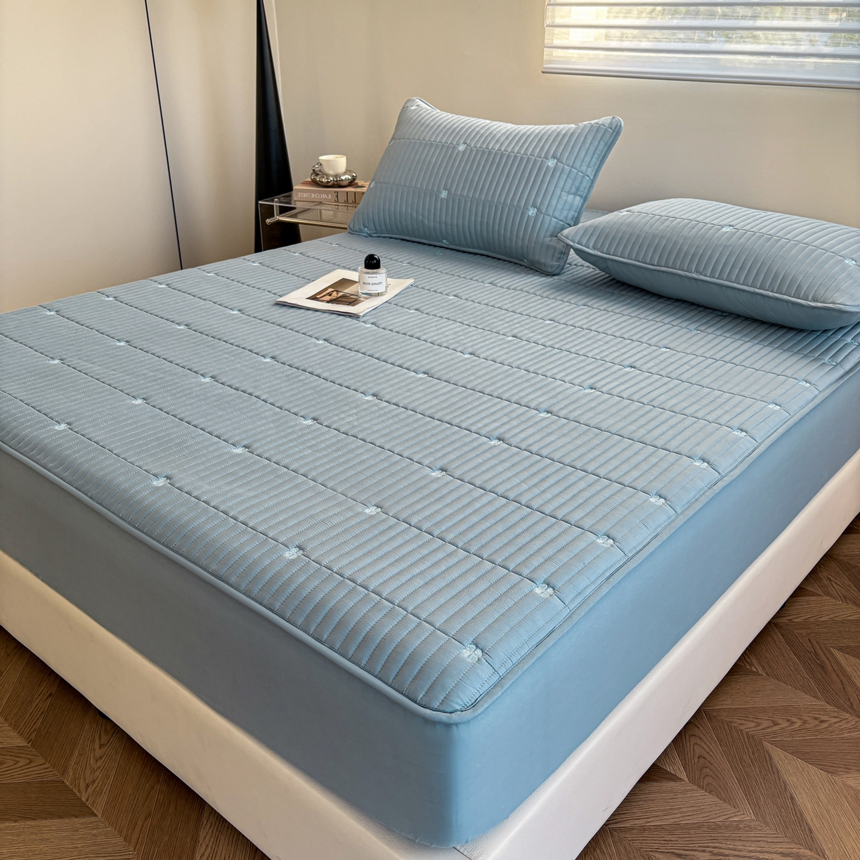 91家纺网 家纺一手货源 找家纺 居眠 2026新款全棉133-72爱丽花夹棉棉花刺绣床笠 爱丽花-蓝色