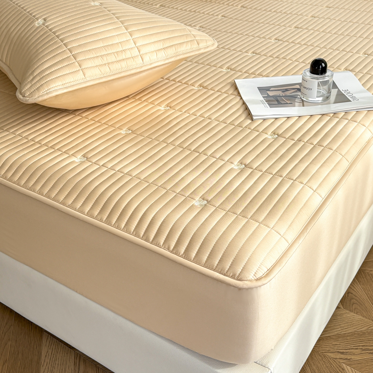 91家纺网 家纺一手货源 找家纺 居眠 2026新款全棉133-72爱丽花夹棉棉花刺绣床笠 爱丽花-卡其色