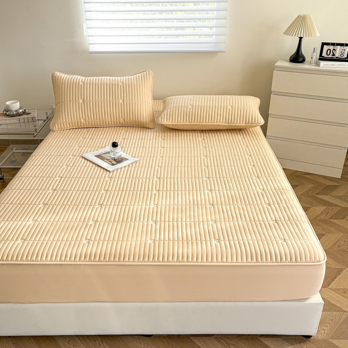 91家纺网 家纺一手货源 找家纺 居眠 2026新款全棉133-72爱丽花夹棉棉花刺绣床笠 爱丽花-卡其色