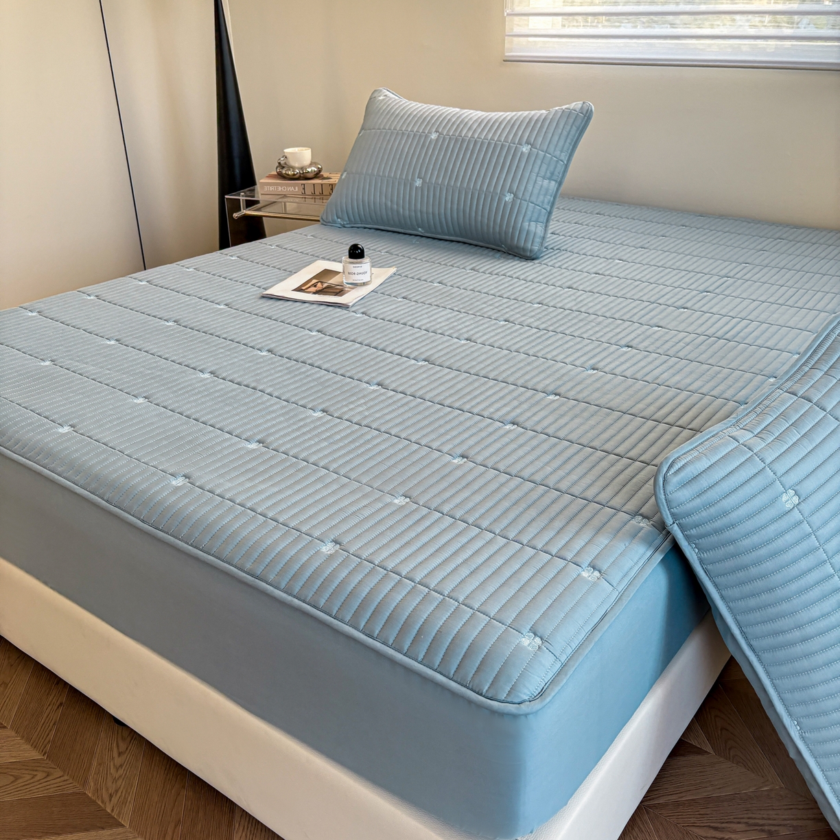 91家纺网 家纺一手货源 找家纺 居眠 2026新款全棉133-72爱丽花夹棉棉花刺绣床笠 爱丽花-蓝色