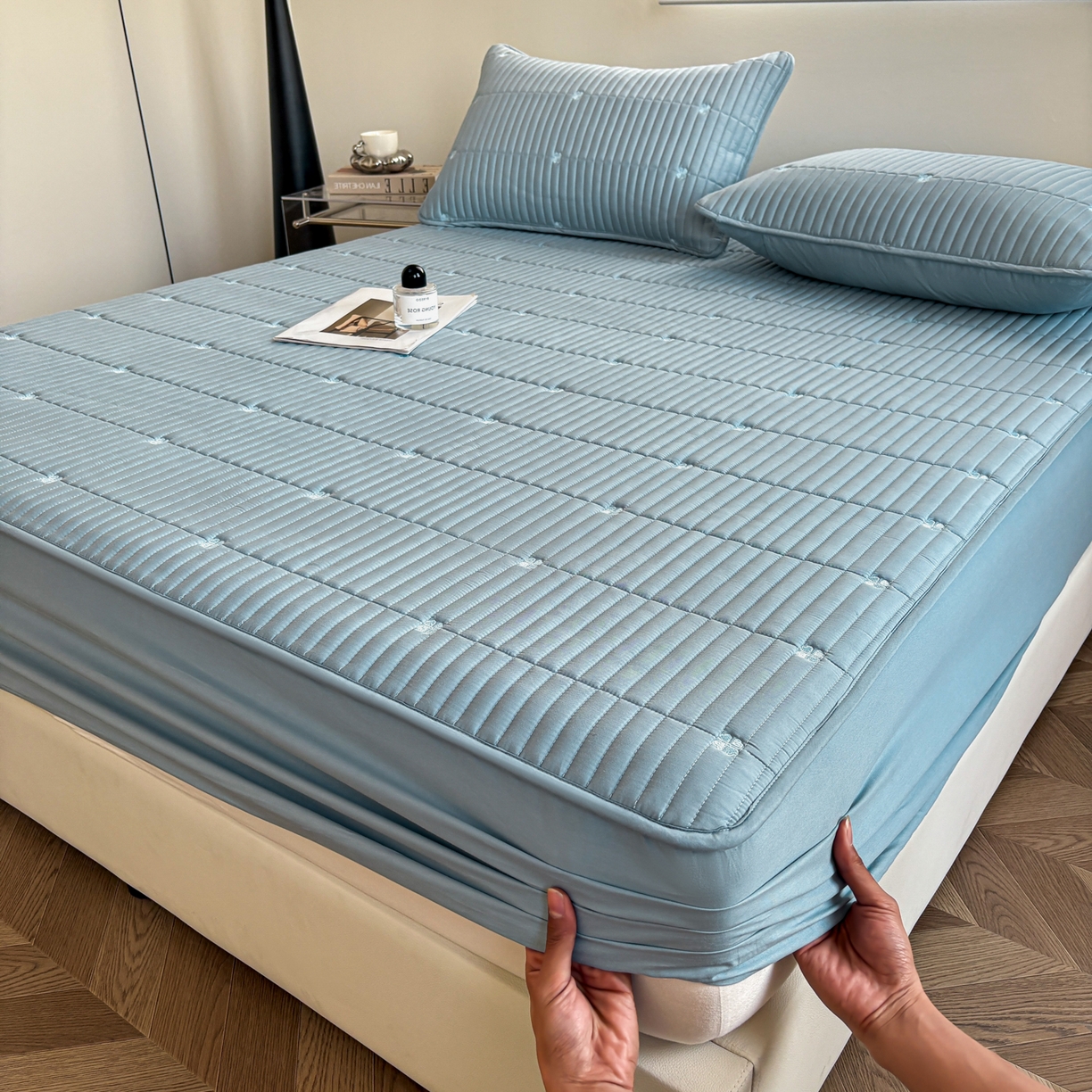 91家纺网 家纺一手货源 找家纺 居眠 2026新款全棉133-72爱丽花夹棉棉花刺绣床笠 爱丽花-蓝色