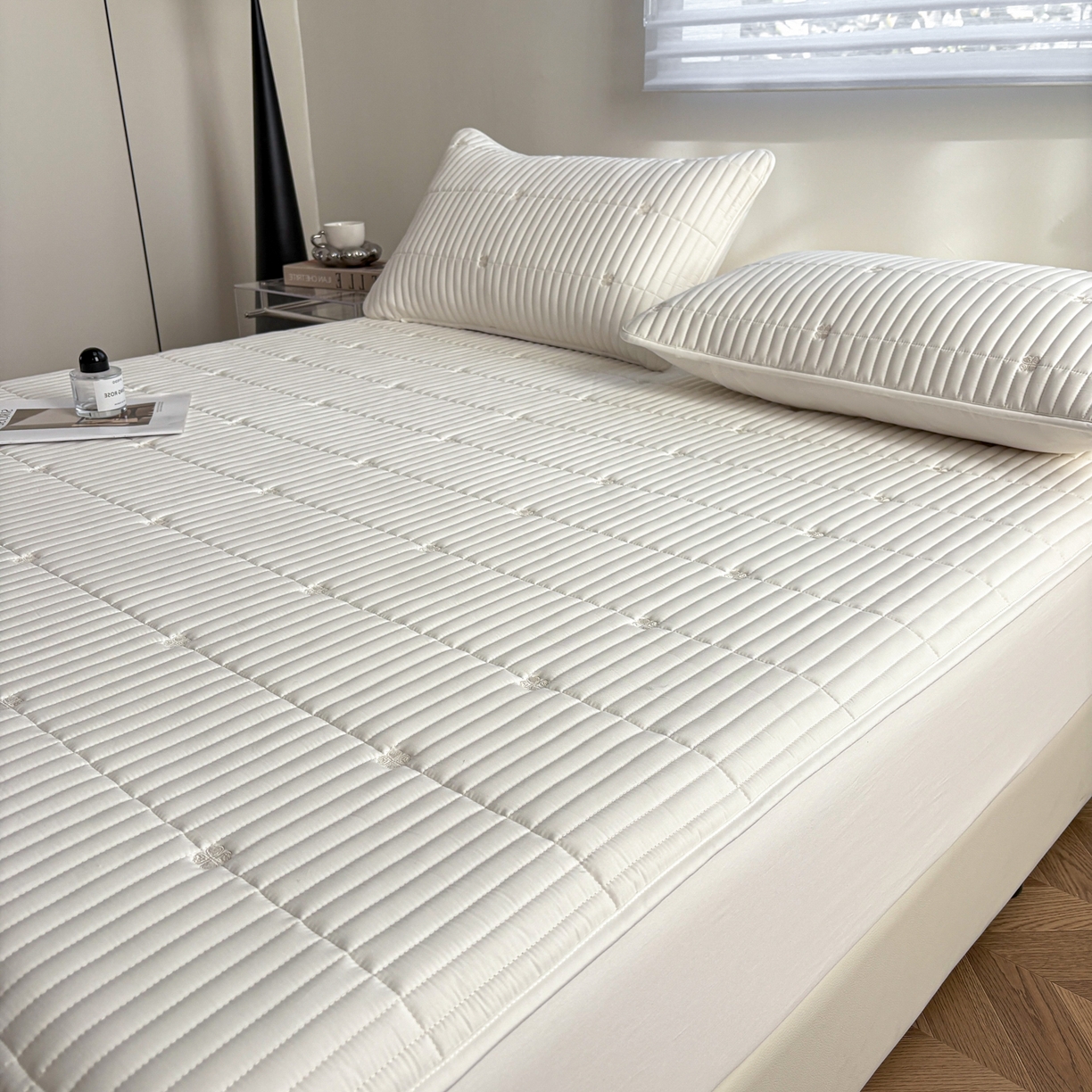 91家纺网 家纺一手货源 找家纺 居眠 2026新款全棉133-72爱丽花夹棉棉花刺绣床笠 爱丽花-白色