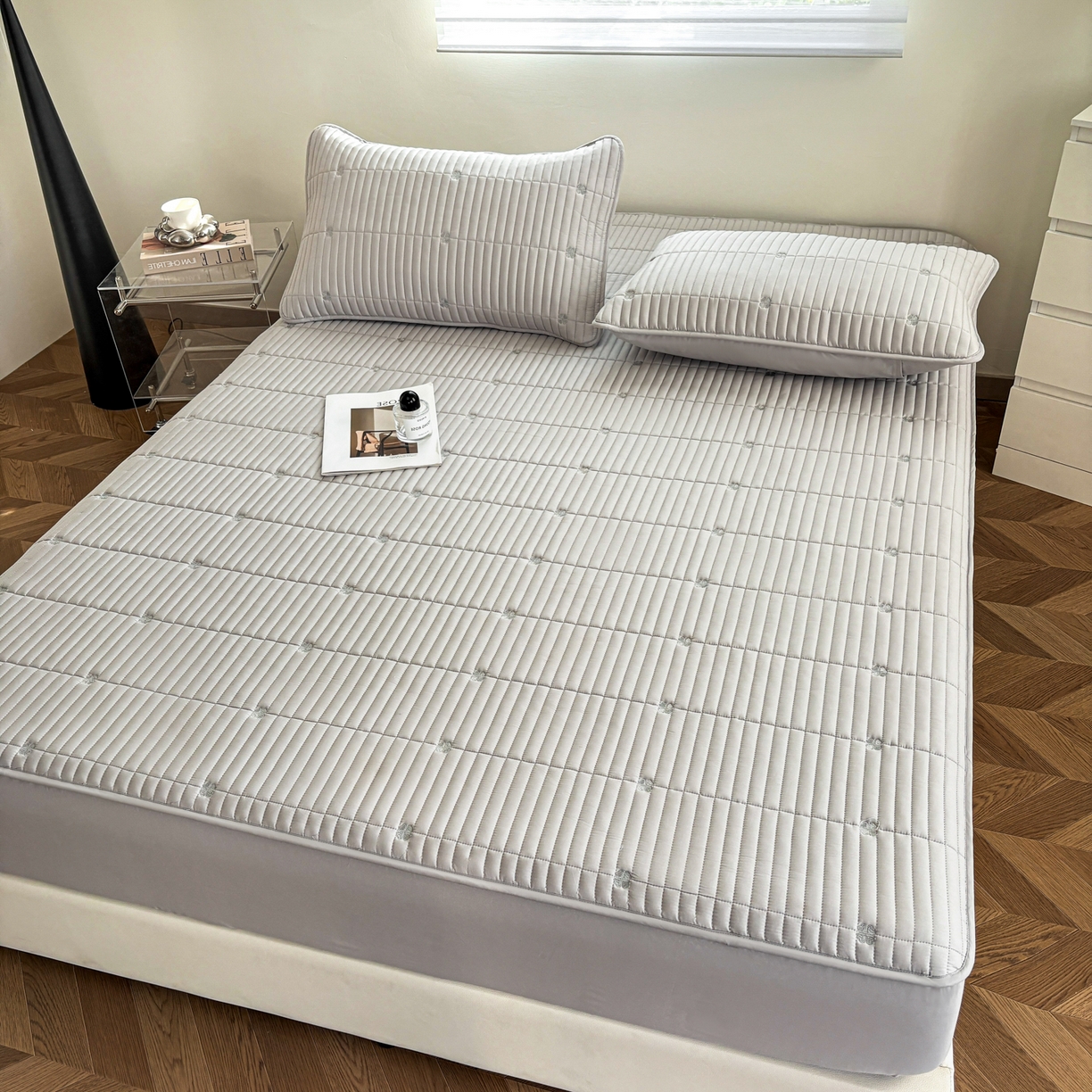 91家纺网 家纺一手货源 找家纺 居眠 2026新款全棉133-72爱丽花夹棉棉花刺绣床笠 爱丽花-灰色