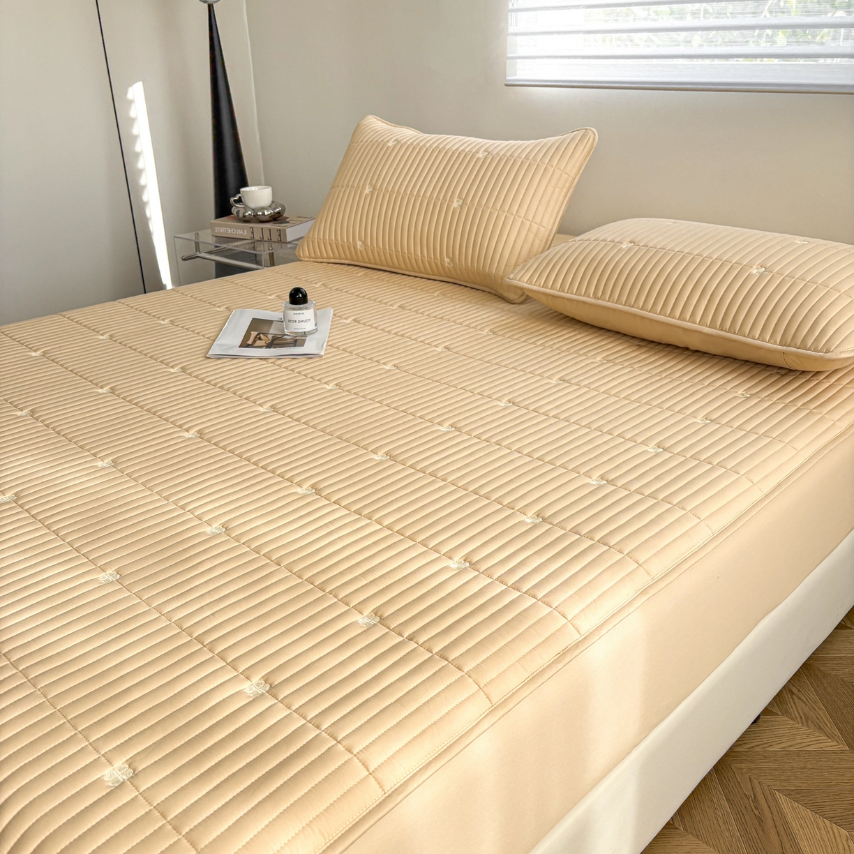 91家纺网 家纺一手货源 找家纺 居眠 2026新款全棉133-72爱丽花夹棉棉花刺绣床笠 爱丽花-卡其色