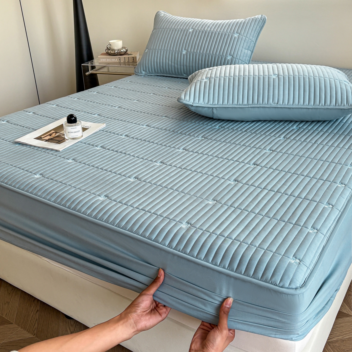 91家纺网 家纺一手货源 找家纺 居眠 2026新款全棉133-72爱丽花夹棉棉花刺绣床笠 爱丽花-蓝色