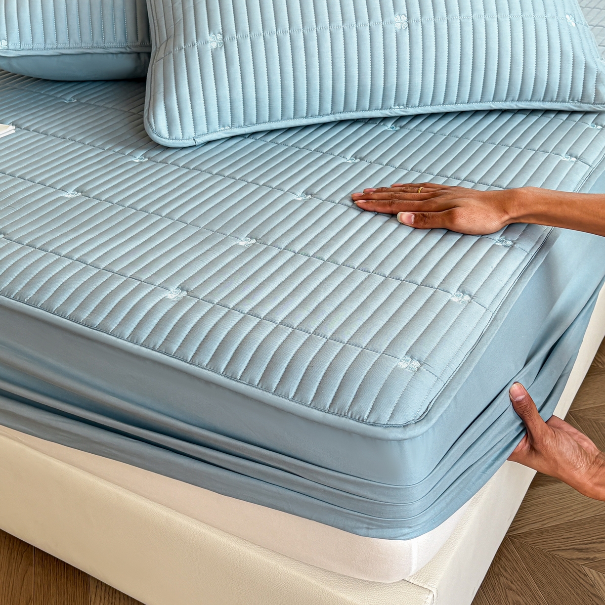 91家纺网 家纺一手货源 找家纺 居眠 2026新款全棉133-72爱丽花夹棉棉花刺绣床笠 爱丽花-蓝色