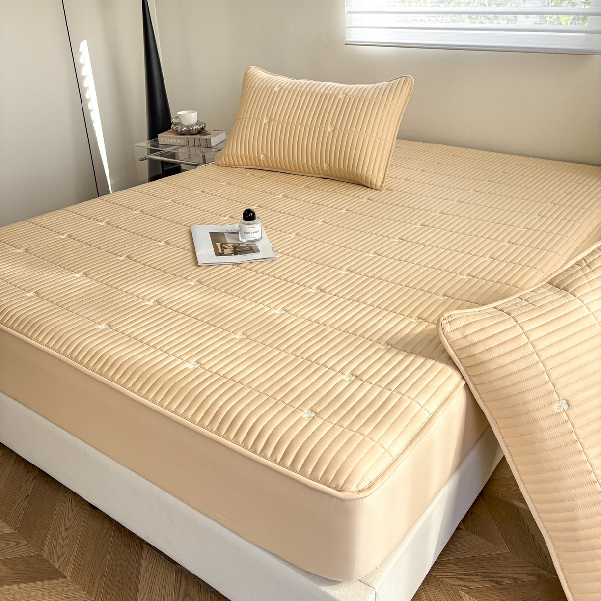 91家纺网 家纺一手货源 找家纺 居眠 2026新款全棉133-72爱丽花夹棉棉花刺绣床笠 爱丽花-卡其色