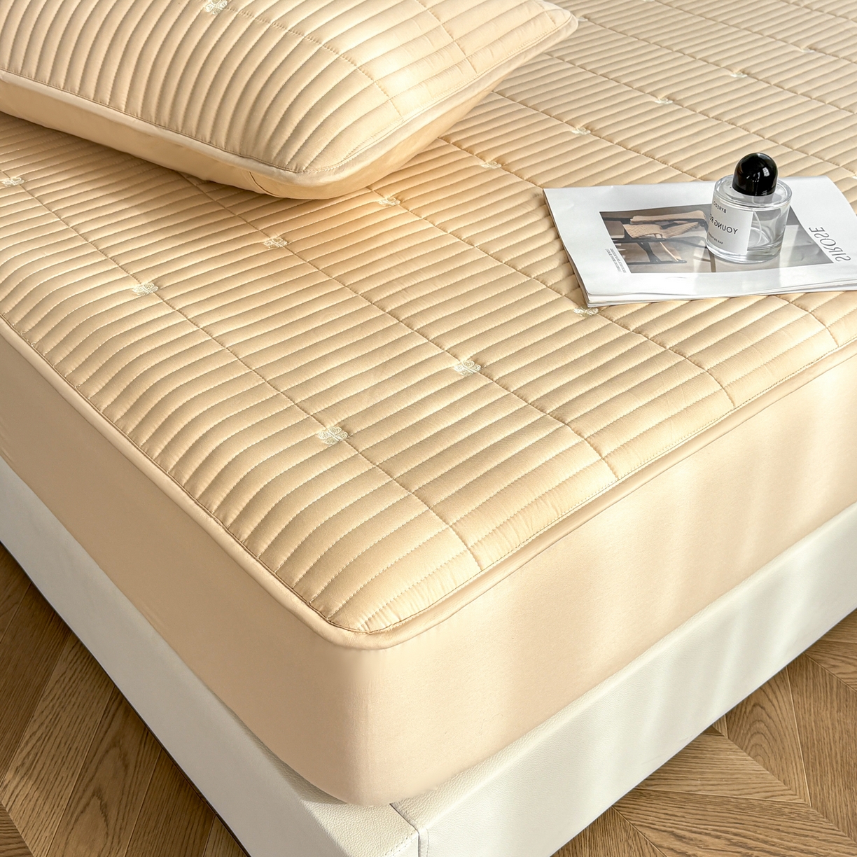 91家纺网 家纺一手货源 找家纺 居眠 2026新款全棉133-72爱丽花夹棉棉花刺绣床笠 爱丽花-卡其色