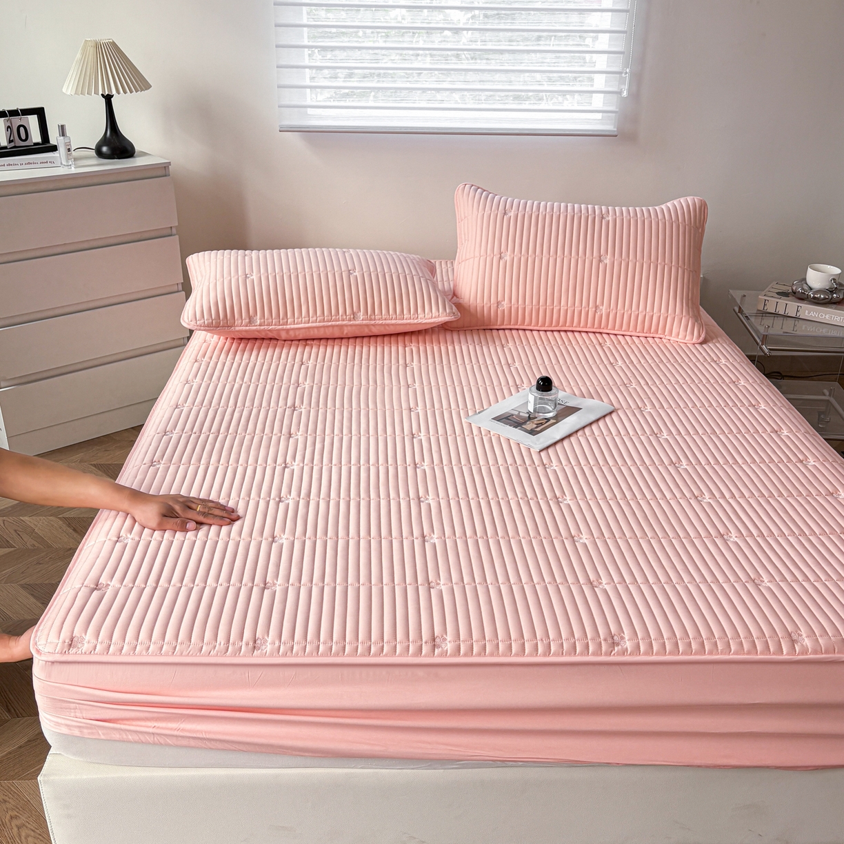 91家纺网 家纺一手货源 找家纺 居眠 2026新款全棉133-72爱丽花夹棉棉花刺绣床笠 爱丽花-粉色