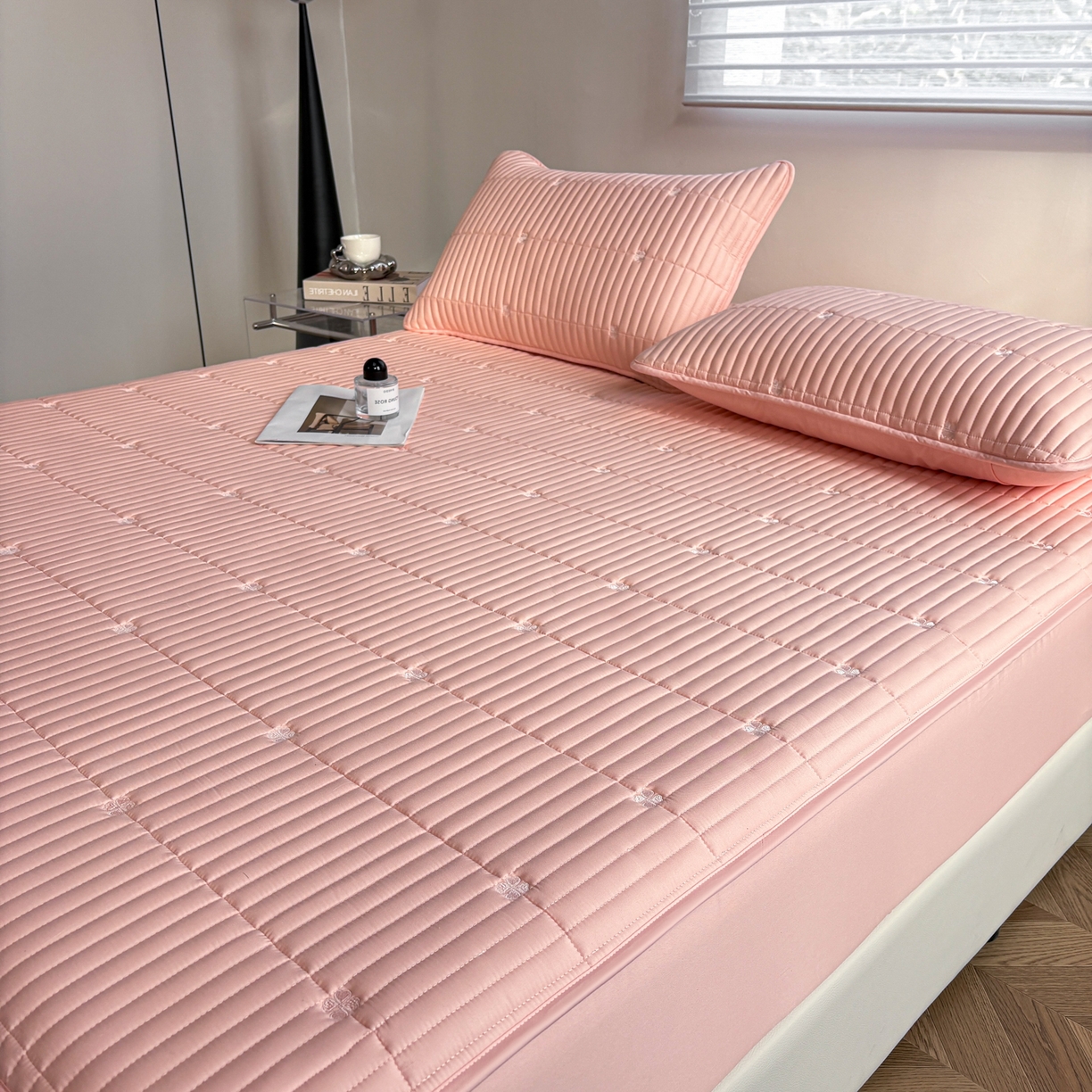 91家纺网 家纺一手货源 找家纺 居眠 2026新款全棉133-72爱丽花夹棉棉花刺绣床笠 爱丽花-粉色