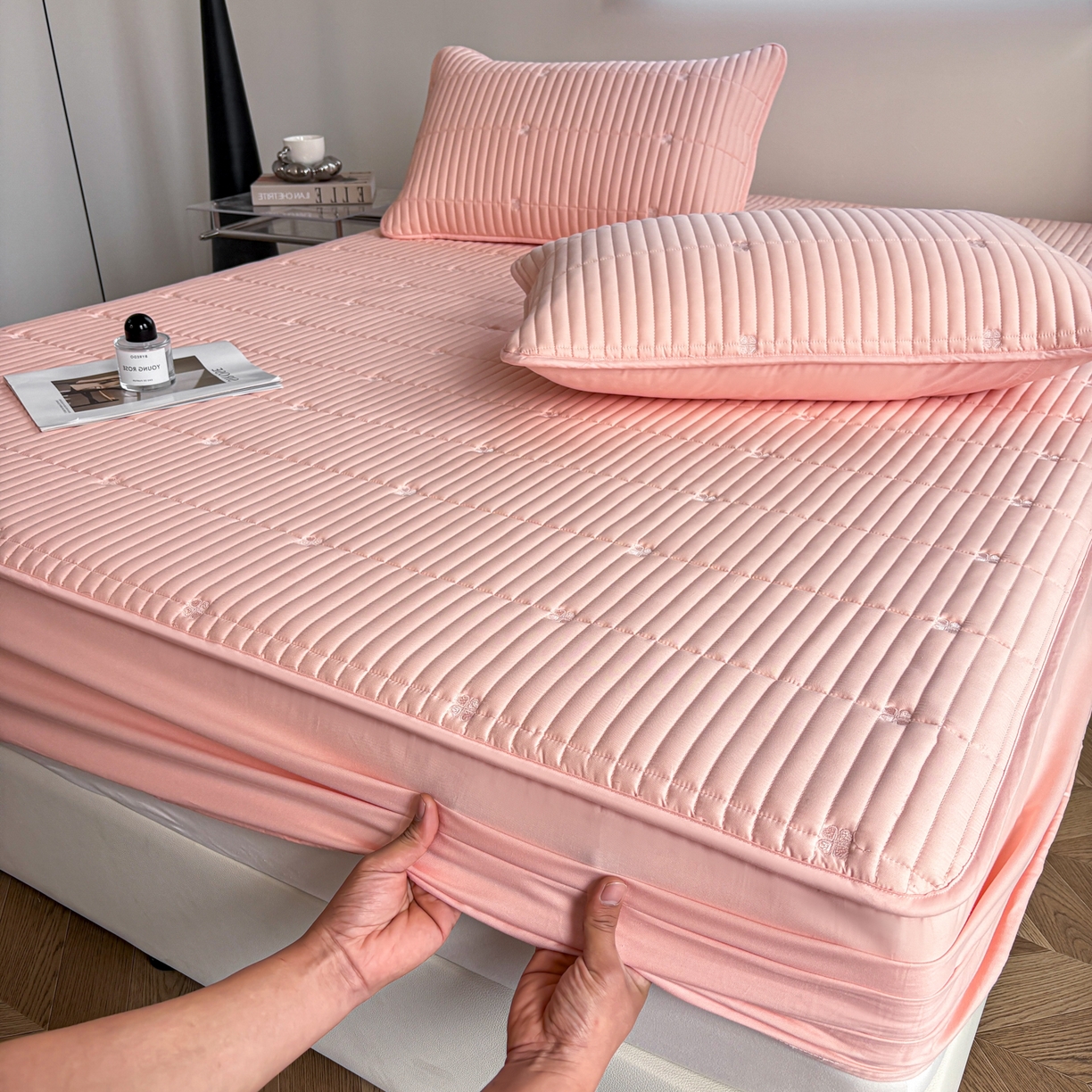 91家纺网 家纺一手货源 找家纺 居眠 2026新款全棉133-72爱丽花夹棉棉花刺绣床笠 爱丽花-粉色