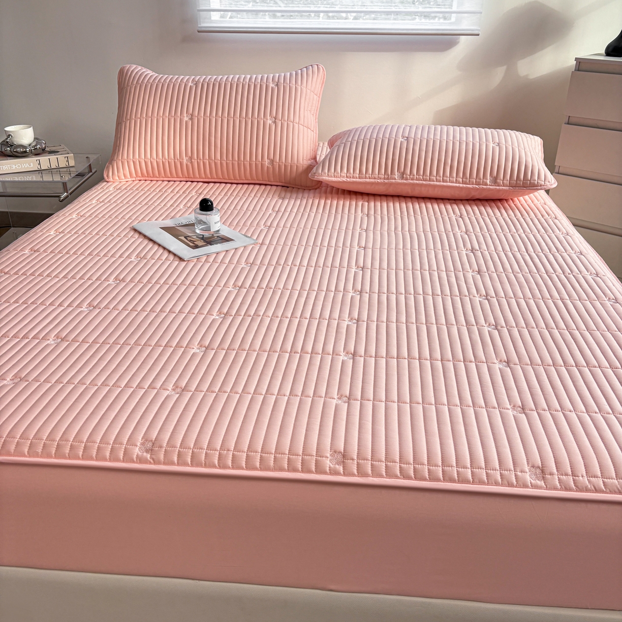 91家纺网 家纺一手货源 找家纺 居眠 2026新款全棉133-72爱丽花夹棉棉花刺绣床笠 爱丽花-粉色