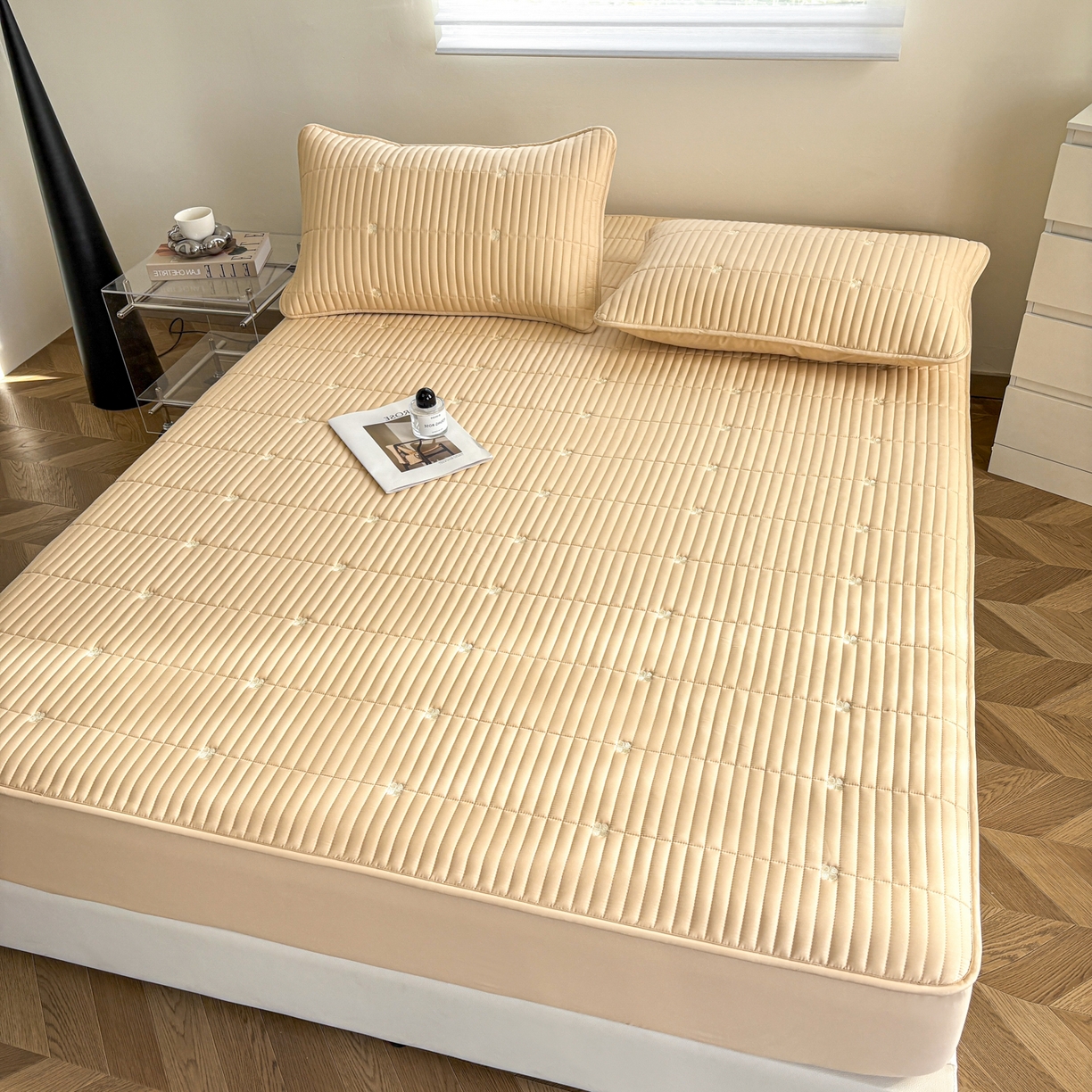 91家纺网 家纺一手货源 找家纺 居眠 2026新款全棉133-72爱丽花夹棉棉花刺绣床笠 爱丽花-卡其色