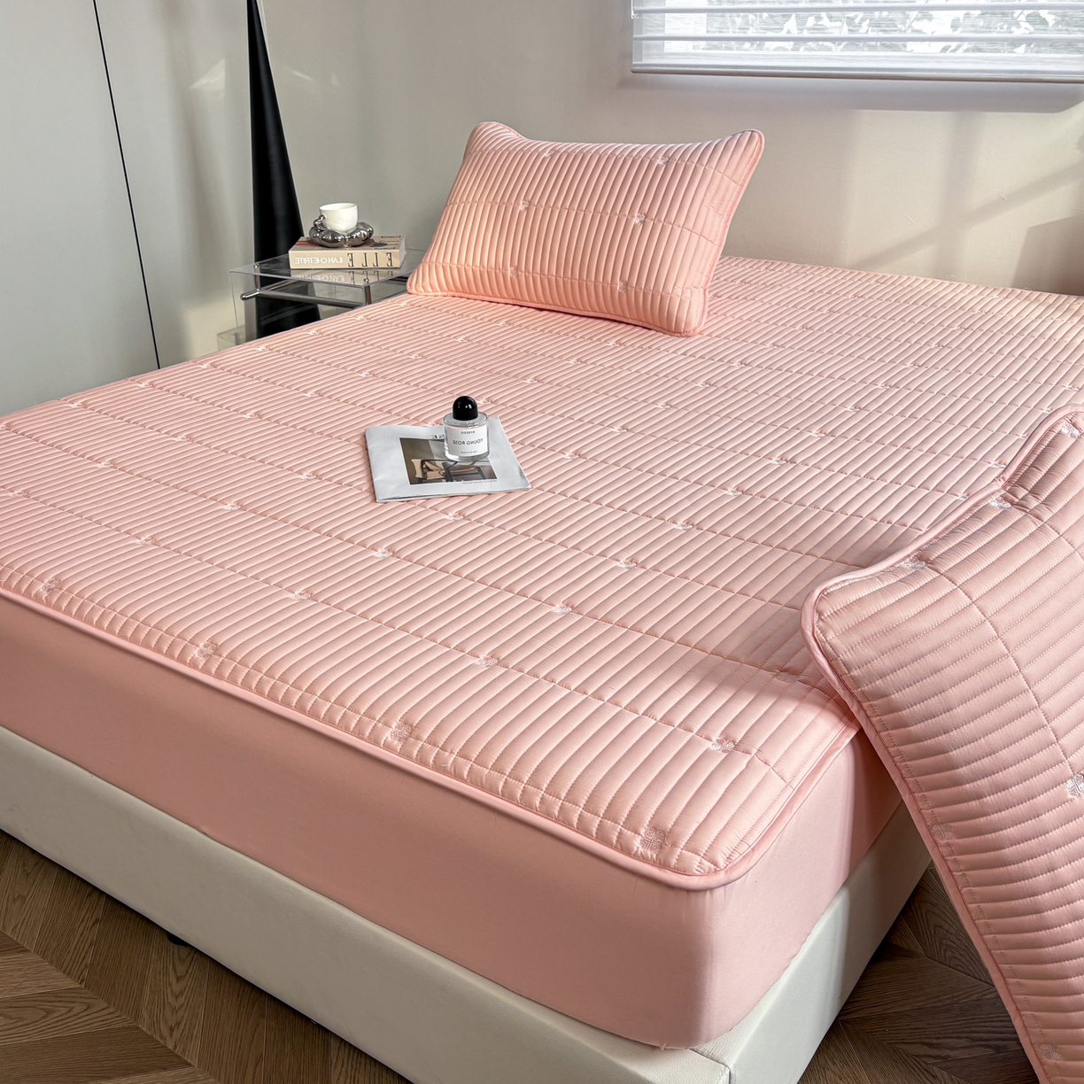 91家纺网 家纺一手货源 找家纺 居眠 2026新款全棉133-72爱丽花夹棉棉花刺绣床笠 爱丽花-粉色