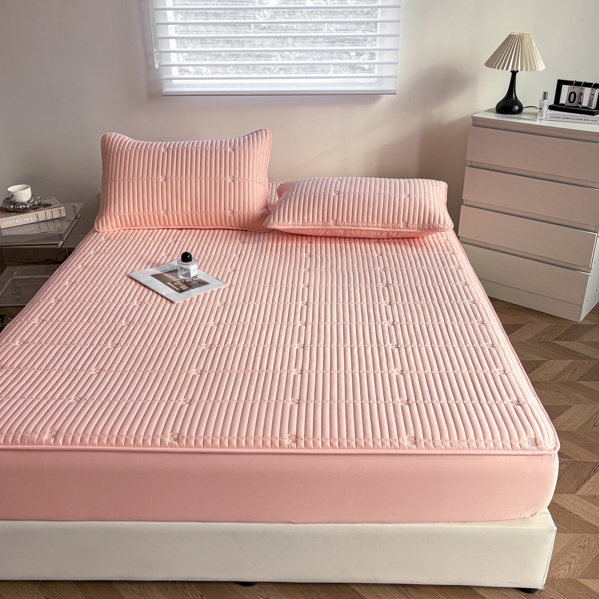 91家纺网 家纺一手货源 找家纺 居眠 2026新款全棉133-72爱丽花夹棉棉花刺绣床笠 爱丽花-粉色