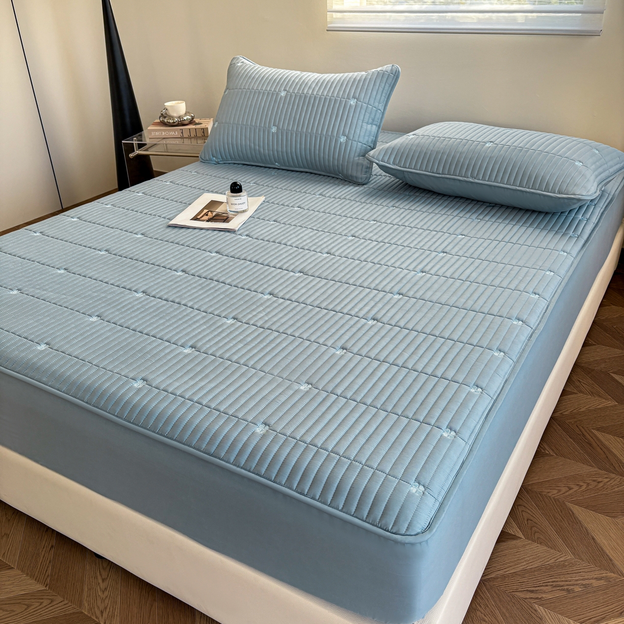 91家纺网 家纺一手货源 找家纺 居眠 2026新款全棉133-72爱丽花夹棉棉花刺绣床笠 爱丽花-蓝色