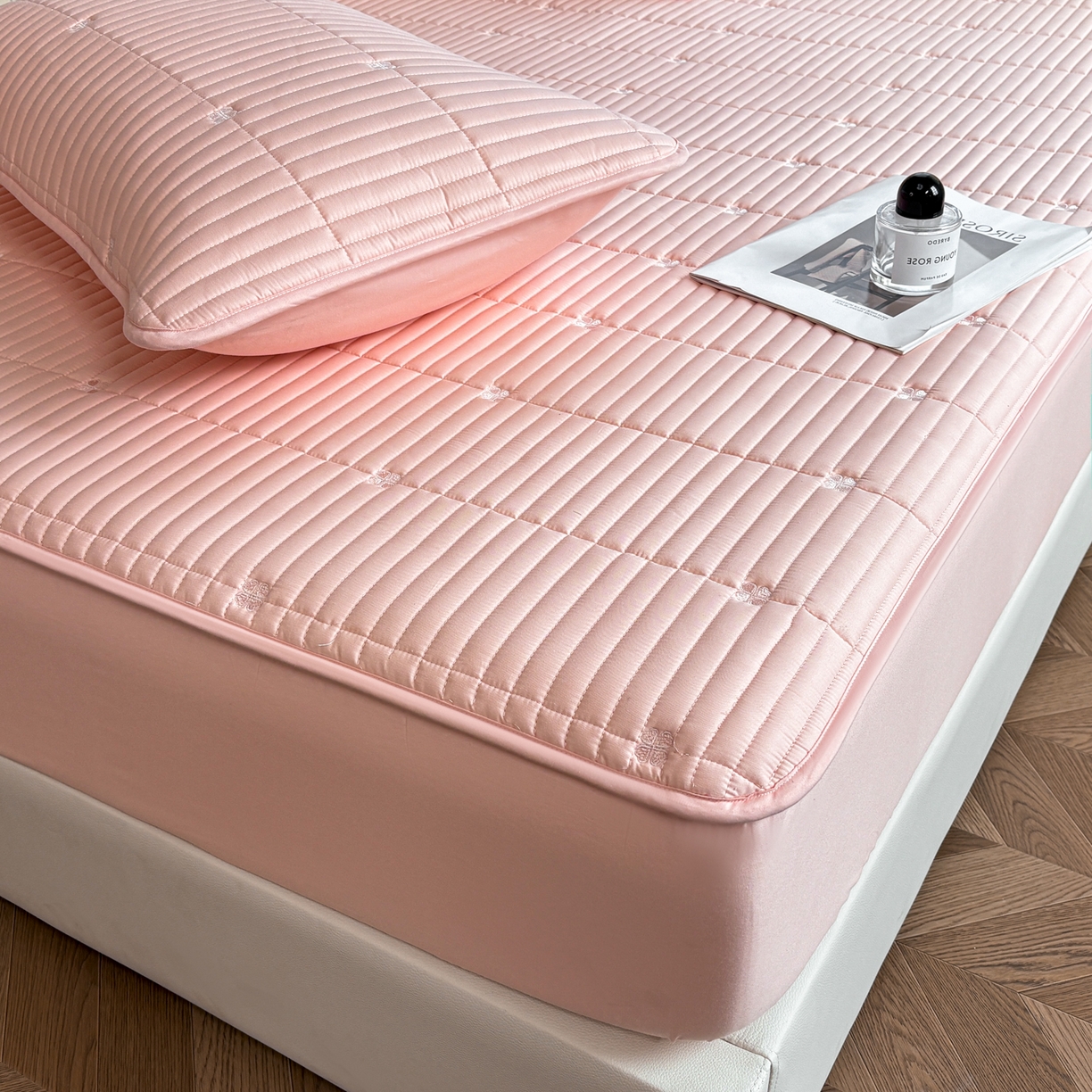 91家纺网 家纺一手货源 找家纺 居眠 2026新款全棉133-72爱丽花夹棉棉花刺绣床笠 爱丽花-粉色