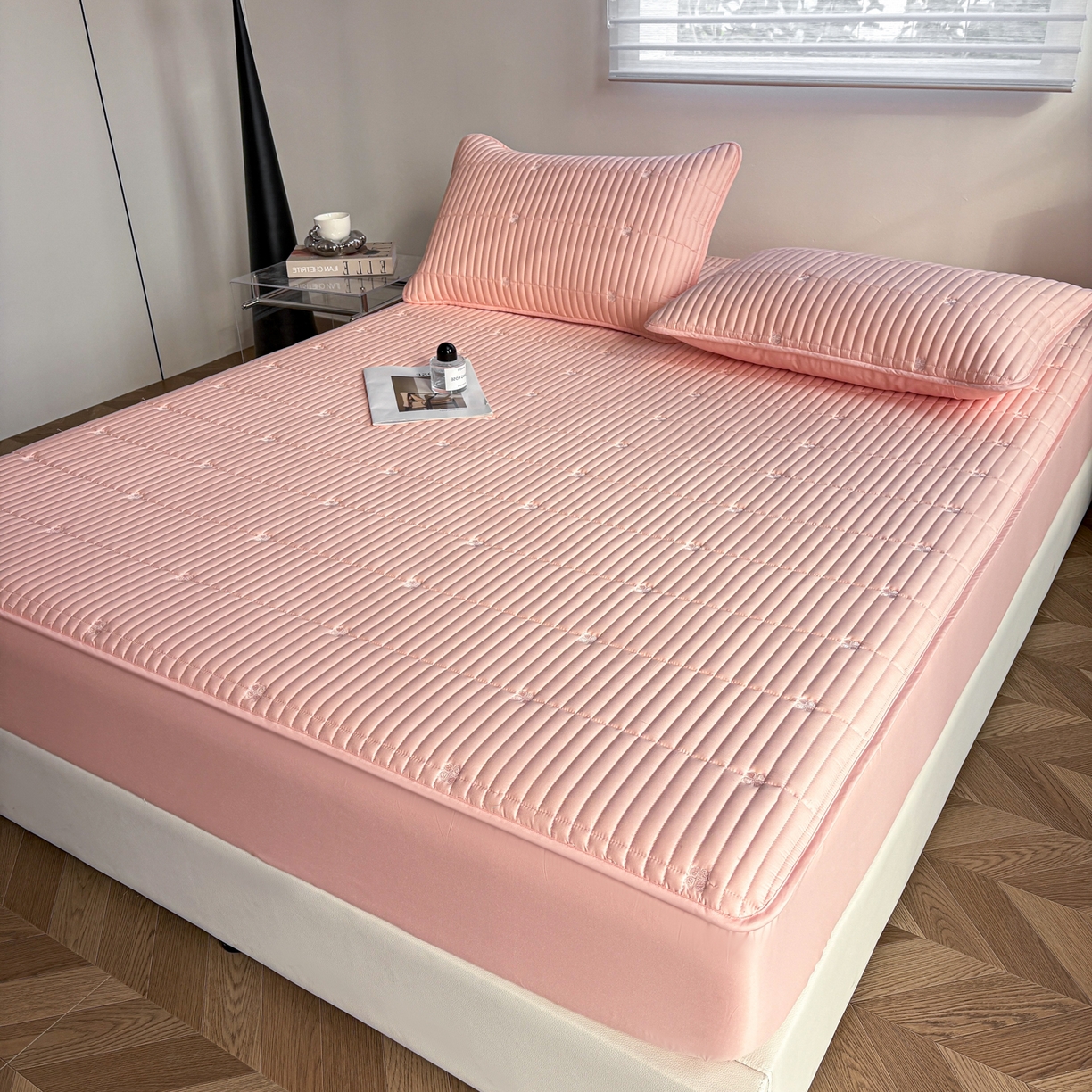 91家纺网 家纺一手货源 找家纺 居眠 2026新款全棉133-72爱丽花夹棉棉花刺绣床笠 爱丽花-粉色