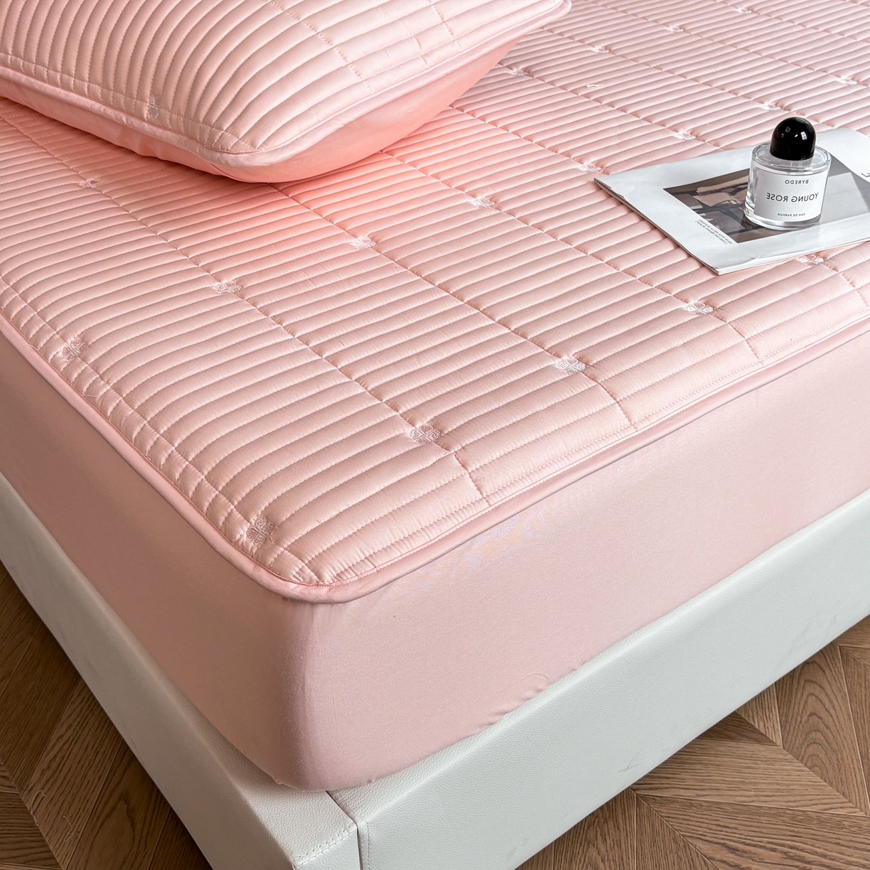 91家纺网 家纺一手货源 找家纺 居眠 2026新款全棉133-72爱丽花夹棉棉花刺绣床笠 爱丽花-粉色