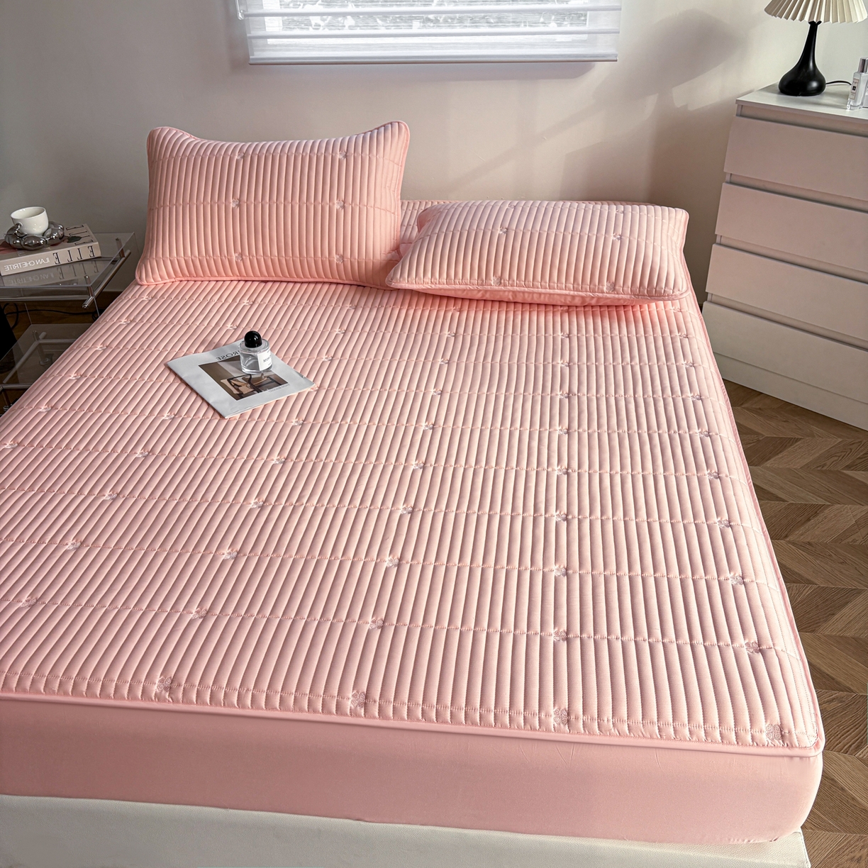 91家纺网 家纺一手货源 找家纺 居眠 2026新款全棉133-72爱丽花夹棉棉花刺绣床笠 爱丽花-粉色