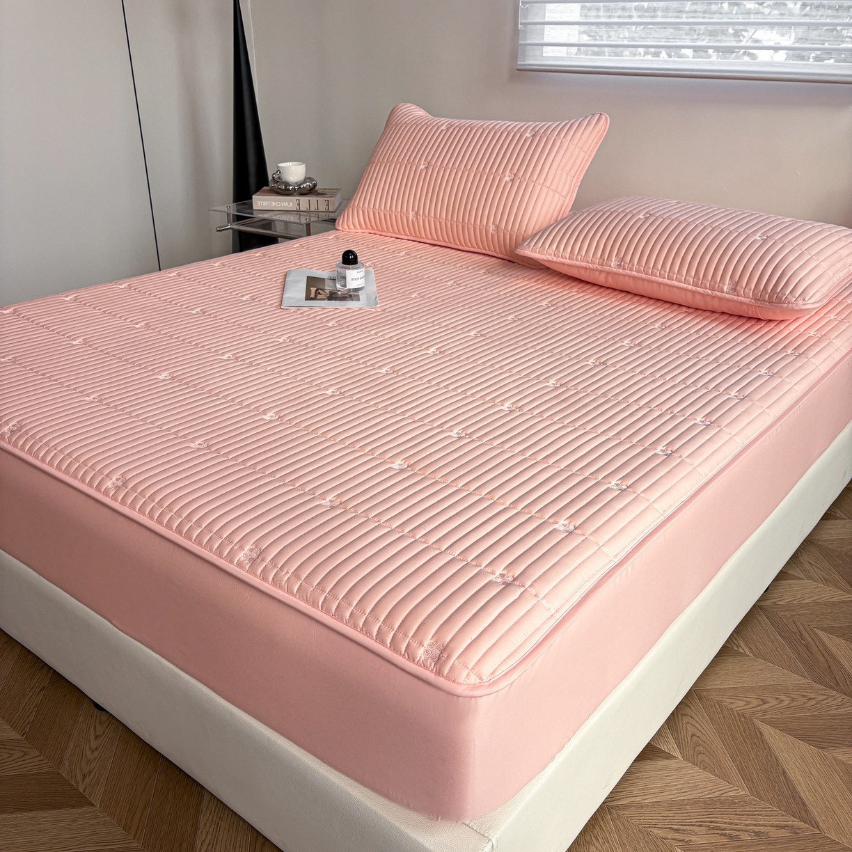 91家纺网 家纺一手货源 找家纺 居眠 2026新款全棉133-72爱丽花夹棉棉花刺绣床笠 爱丽花-粉色